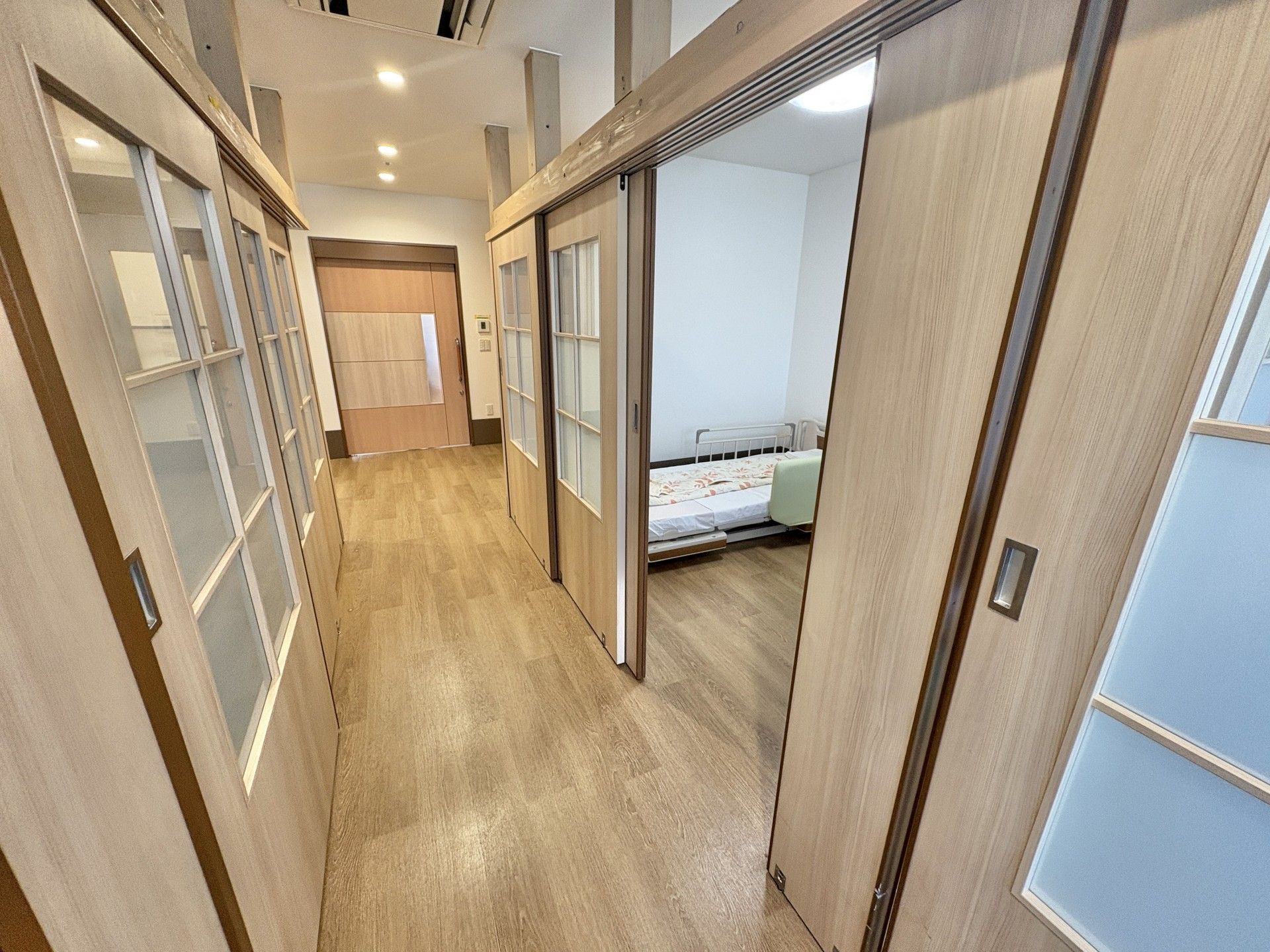 明るい廊下と居室