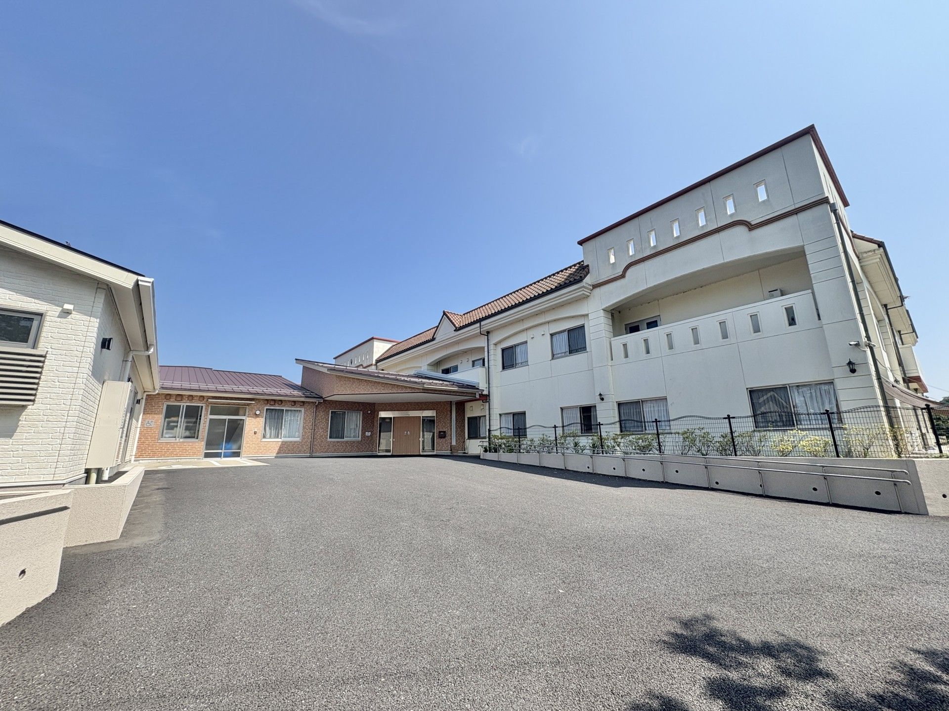 広い駐車場の建物外観