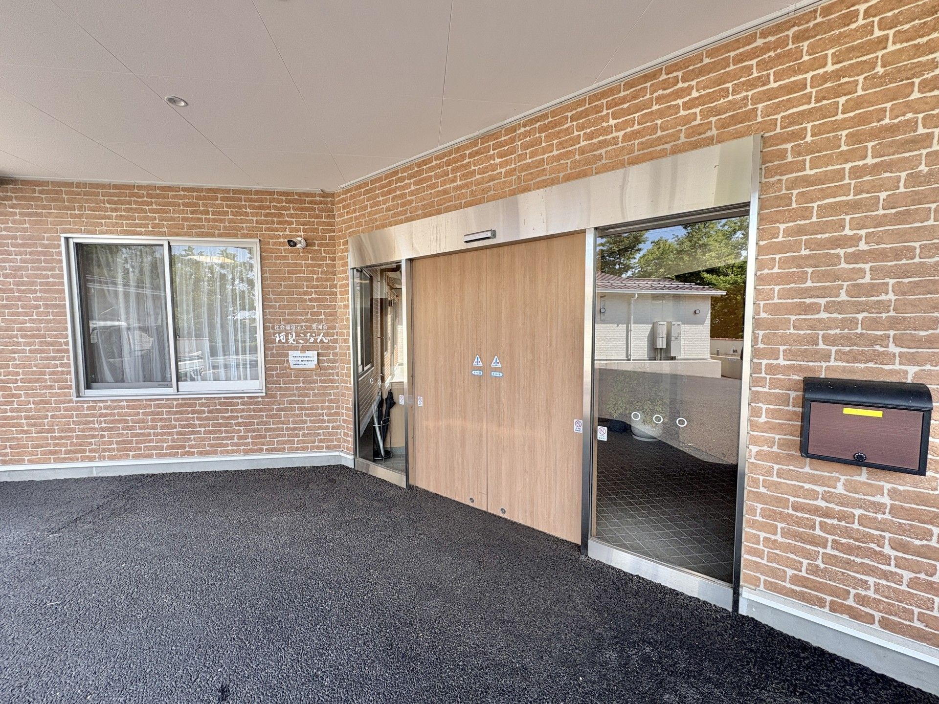 レンガ調の外壁と入口