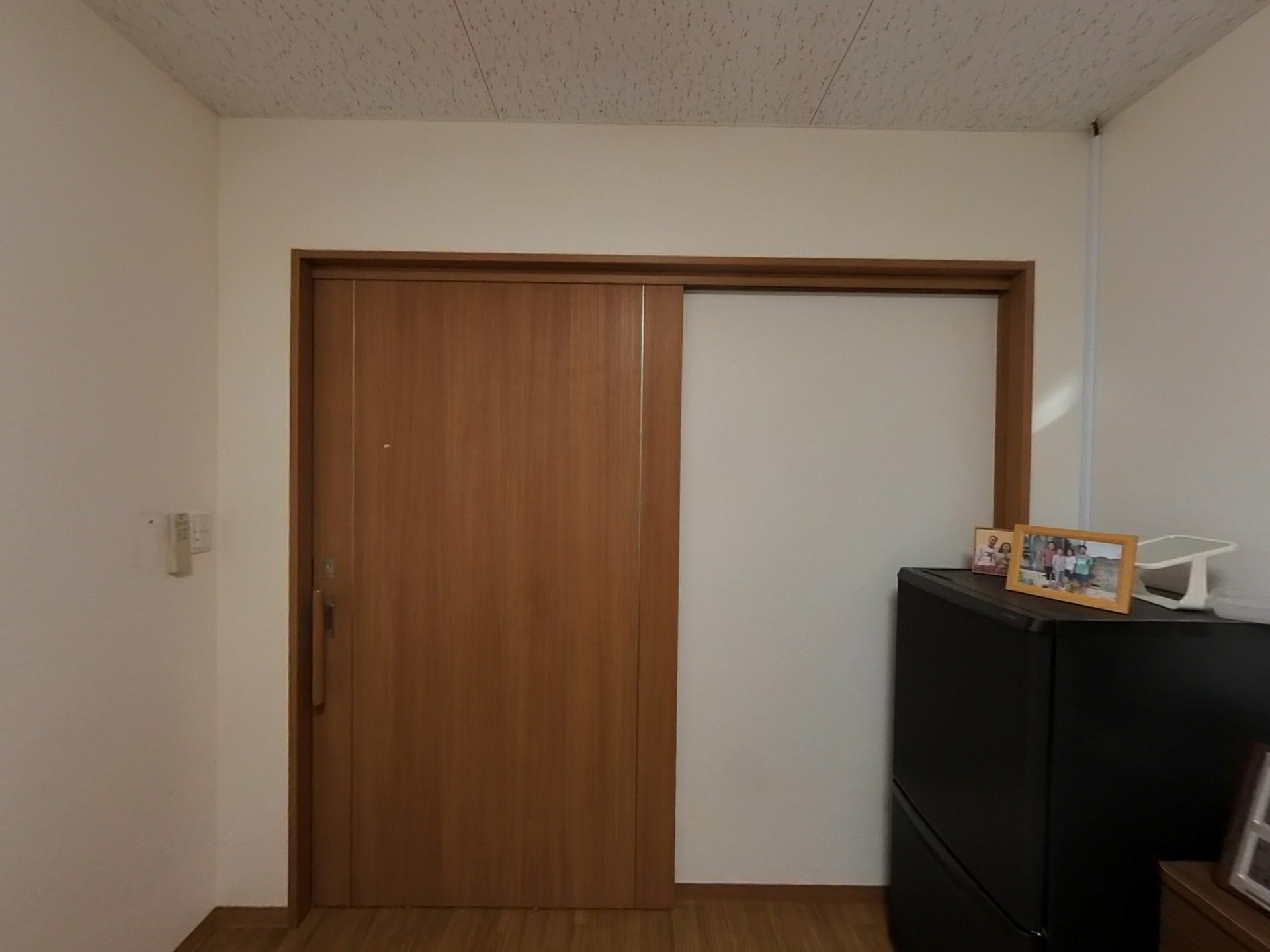 木目調の扉の部屋