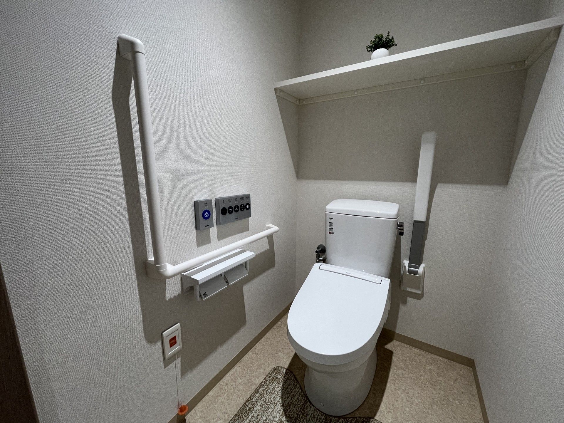 手すり付きのトイレ