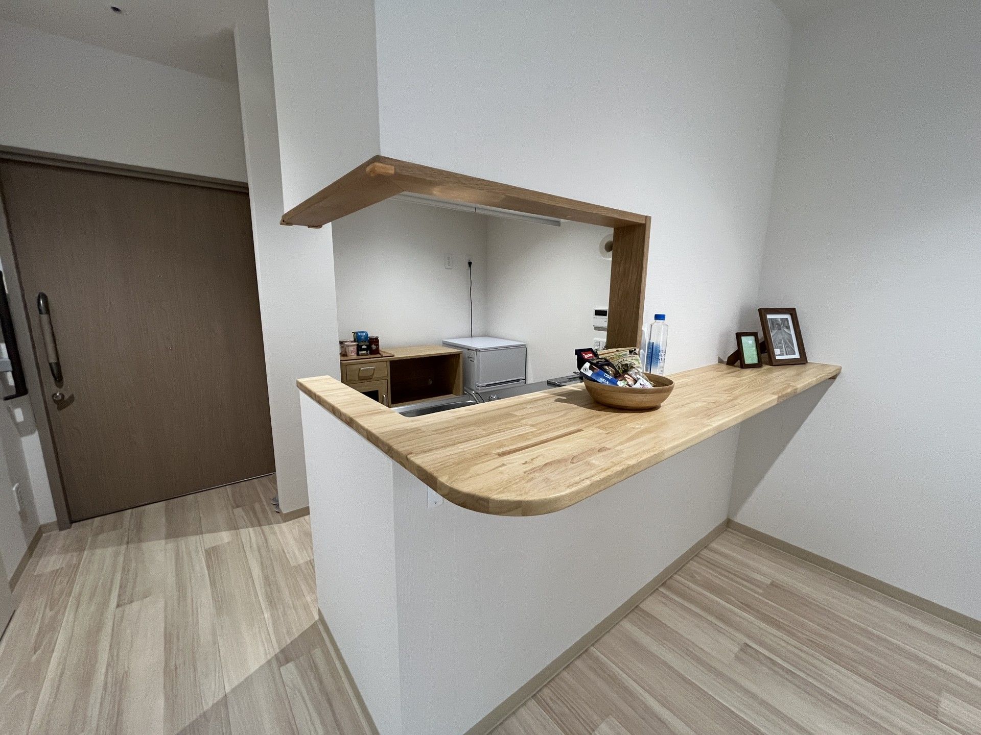 木製カウンターのある空間