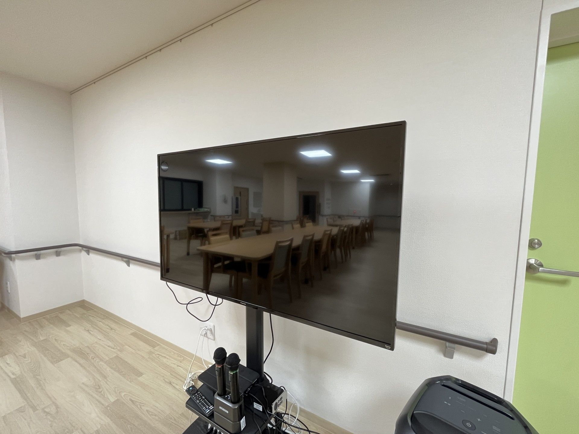 テレビとテーブルのある部屋