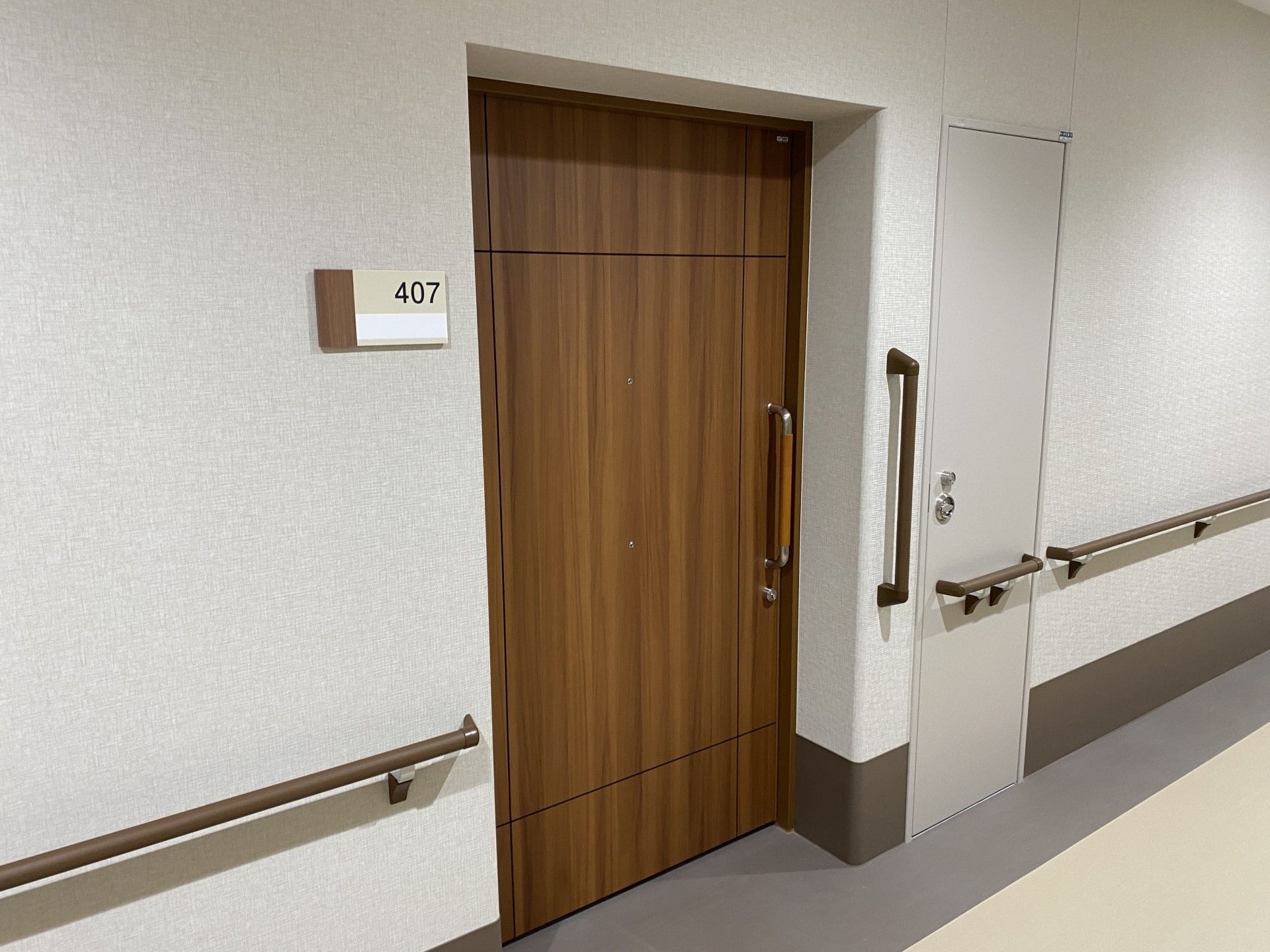 手すり付きの居室入口