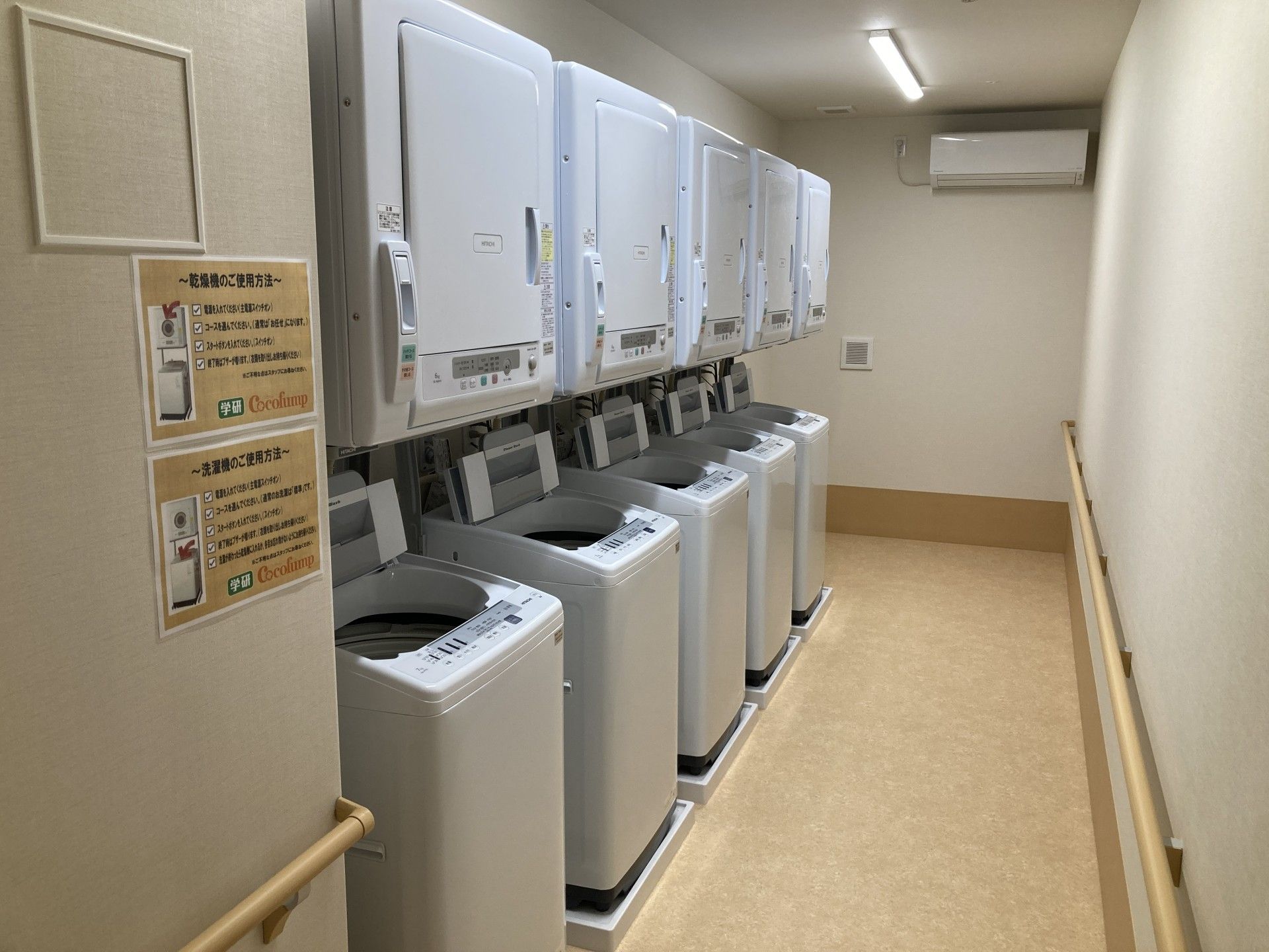 洗濯機が並ぶ部屋