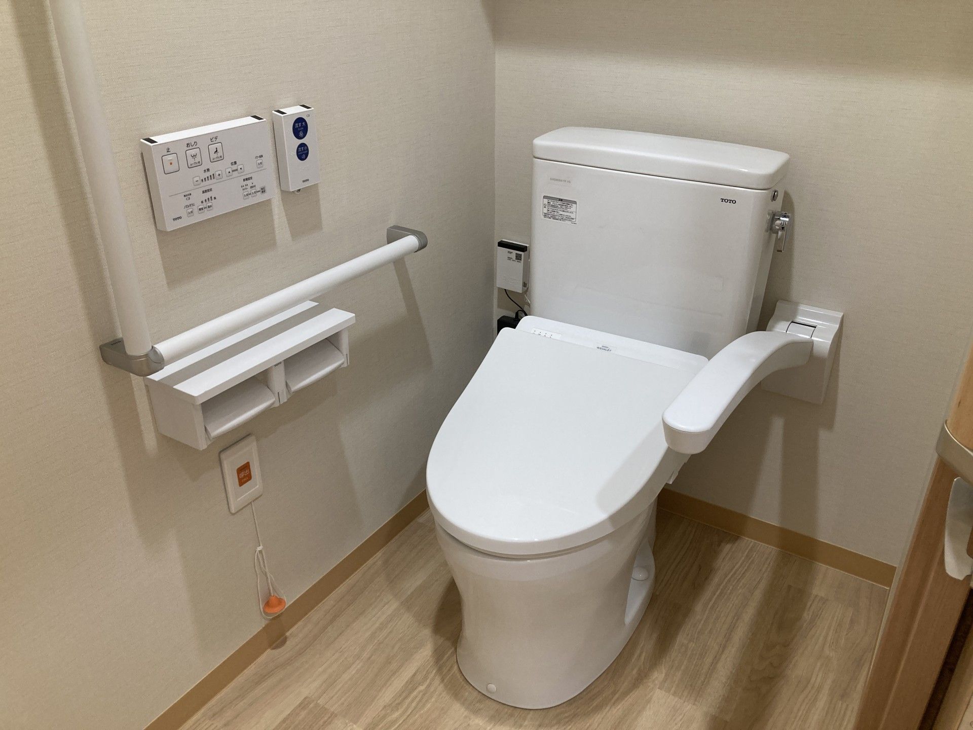 手すり付きのトイレ