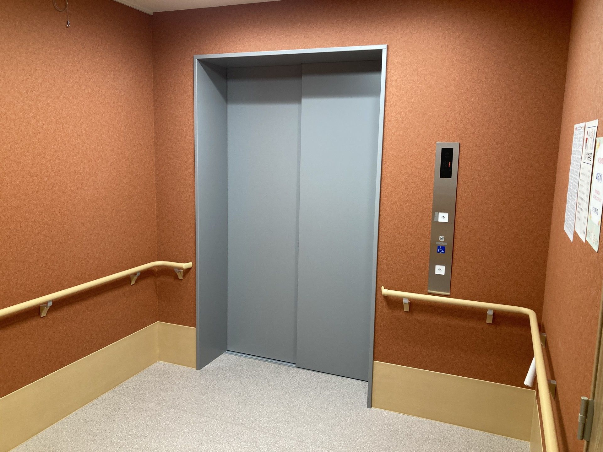 安全な手すり付きのエレベーター