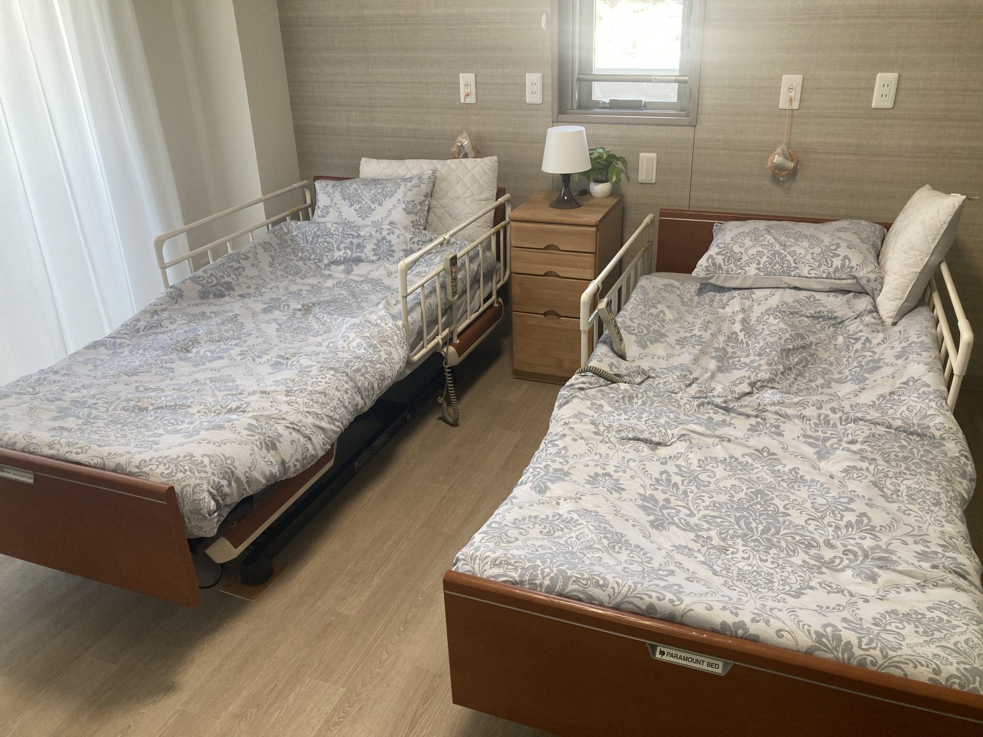 二つのベッドが並ぶ部屋