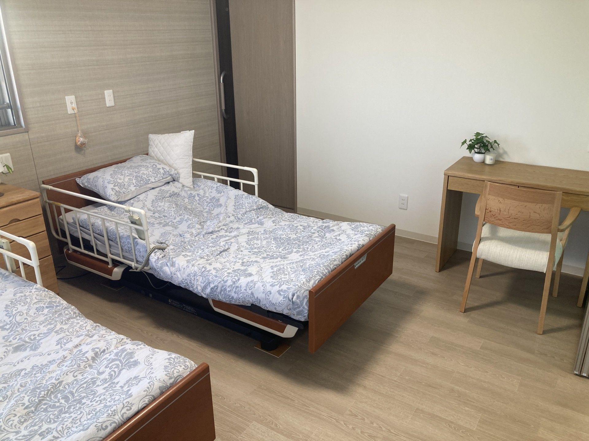 ベッドと机のある部屋