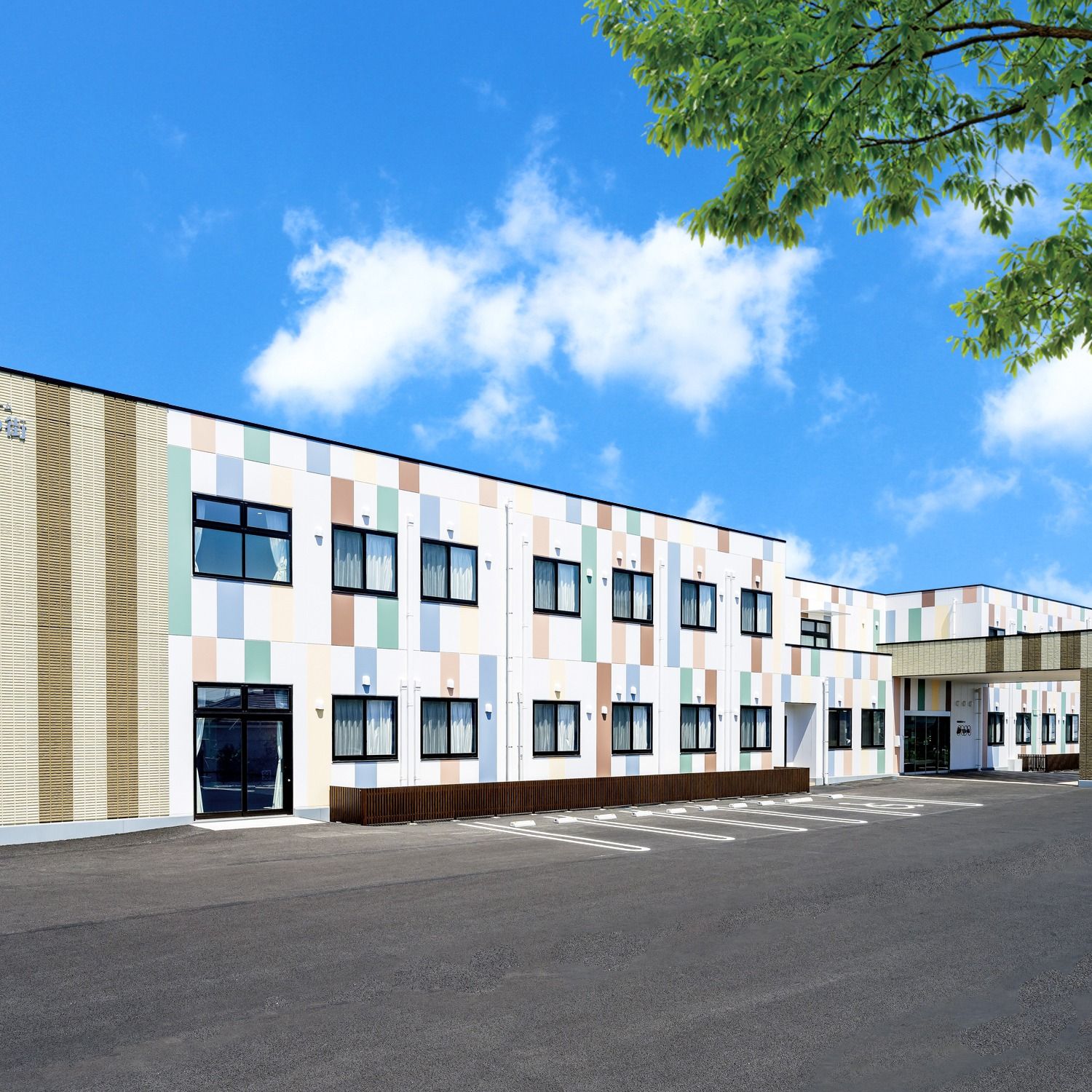 カラフルな外壁の建物