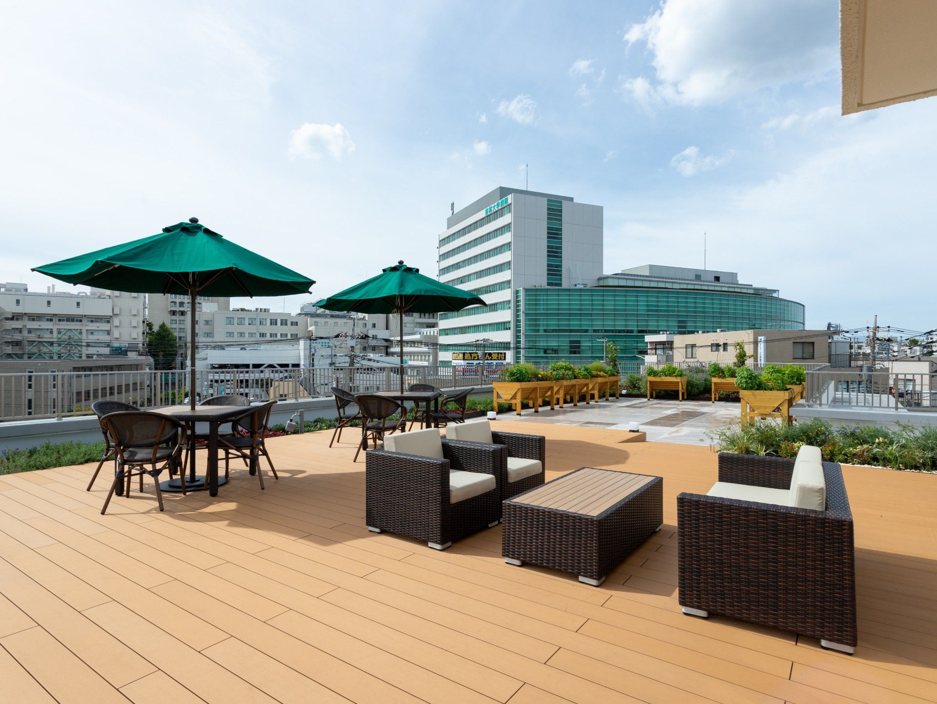 開放的な屋上テラス