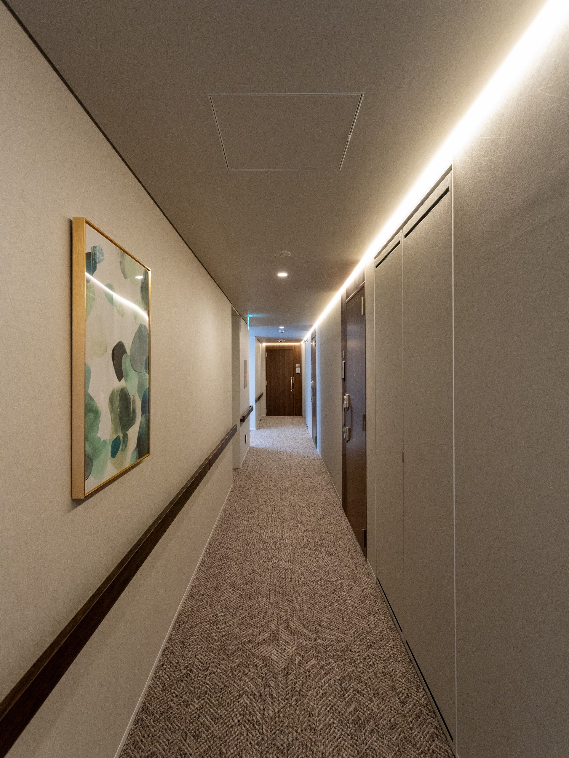 落ち着いた雰囲気の廊下