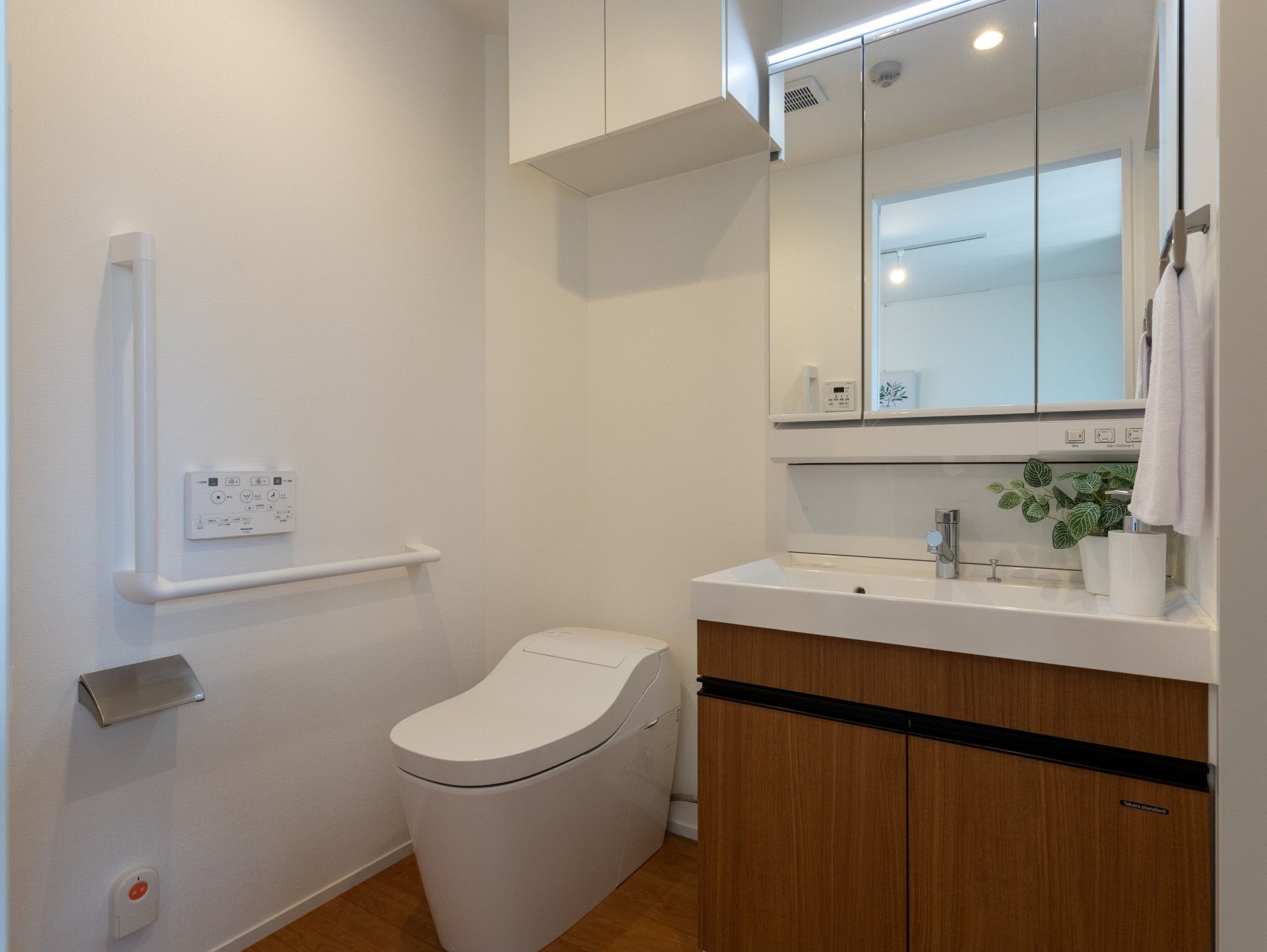 手すり付きの清潔な洗面所