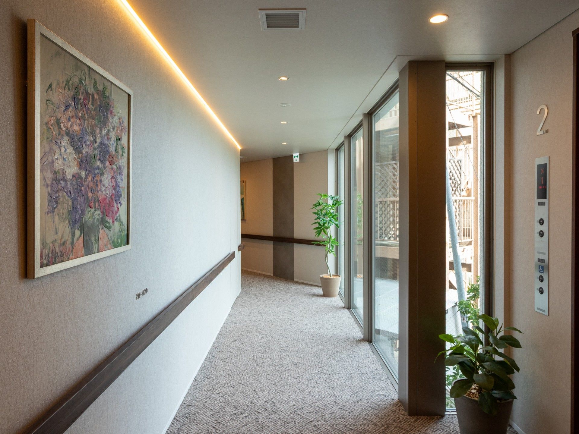 明るい廊下の風景