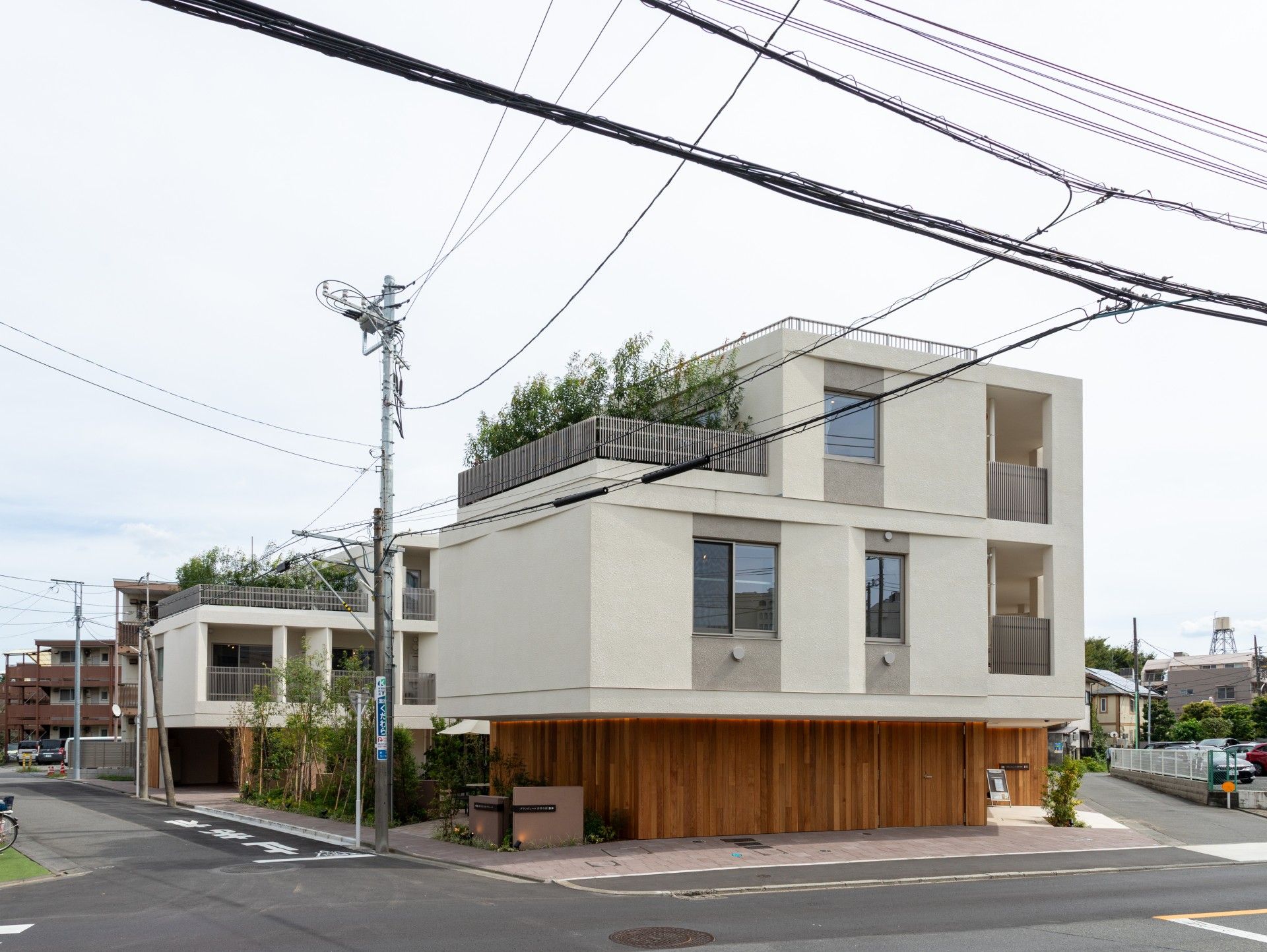 落ち着いた外観の建物