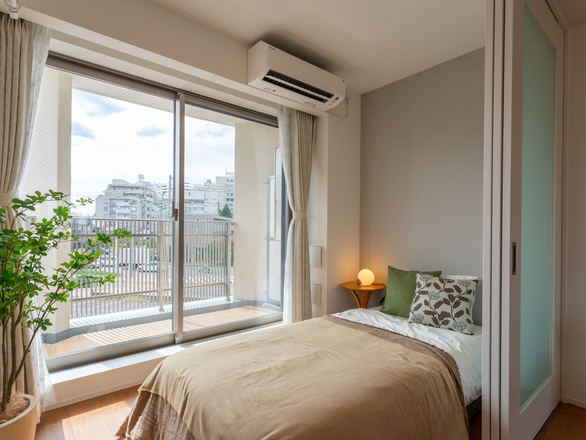 明るい個室のベッドルーム