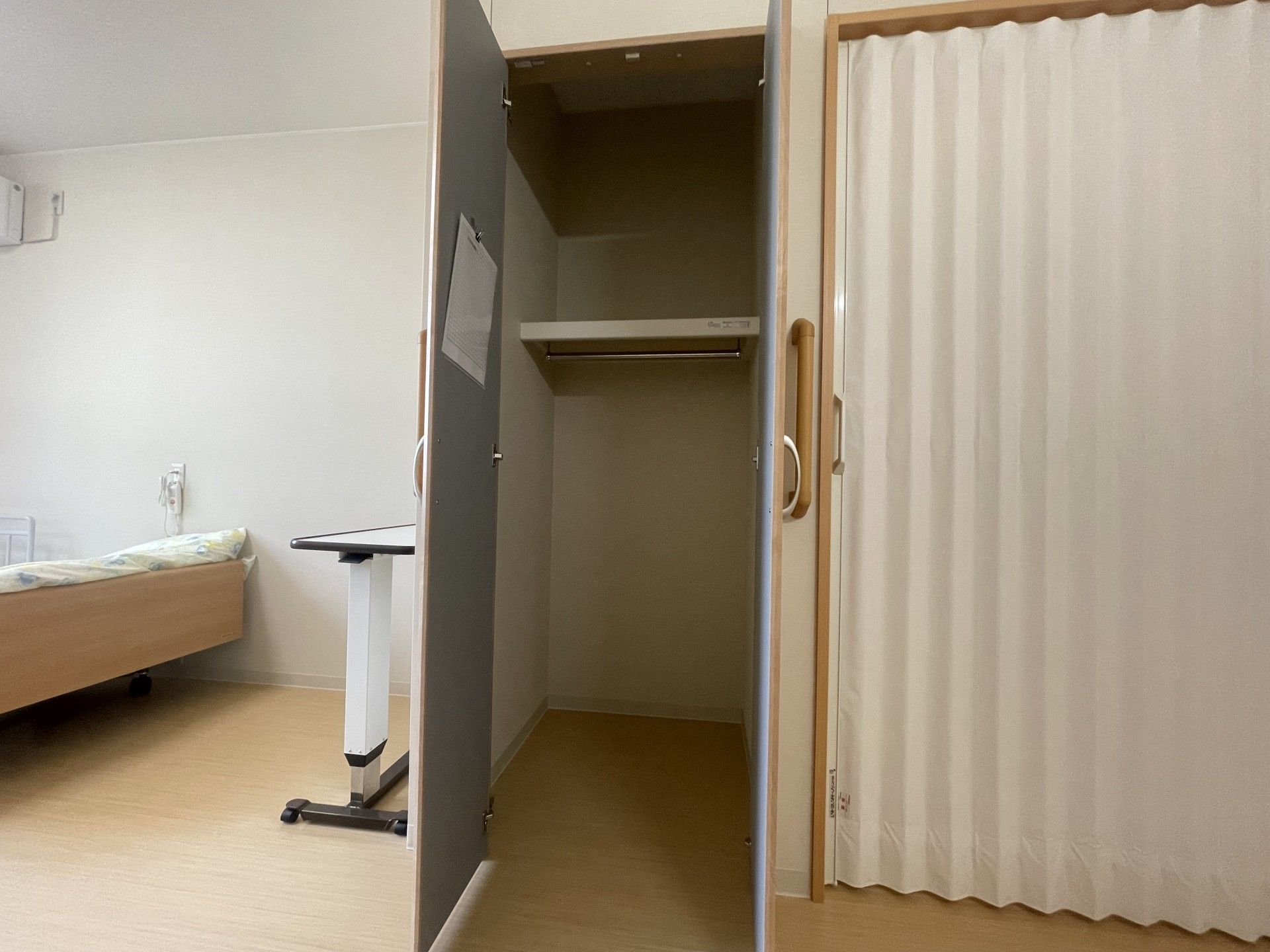 収納とベッドのある部屋