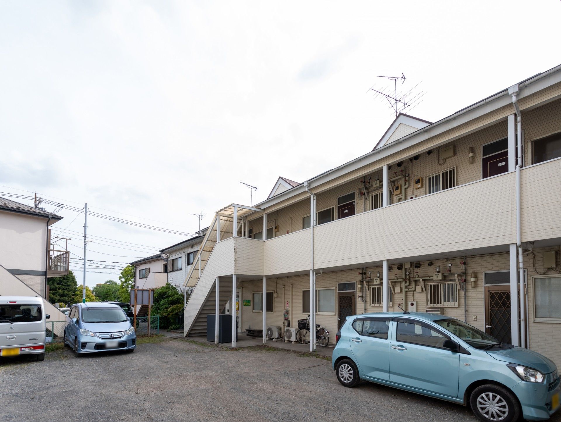 駐車場と建物の外観