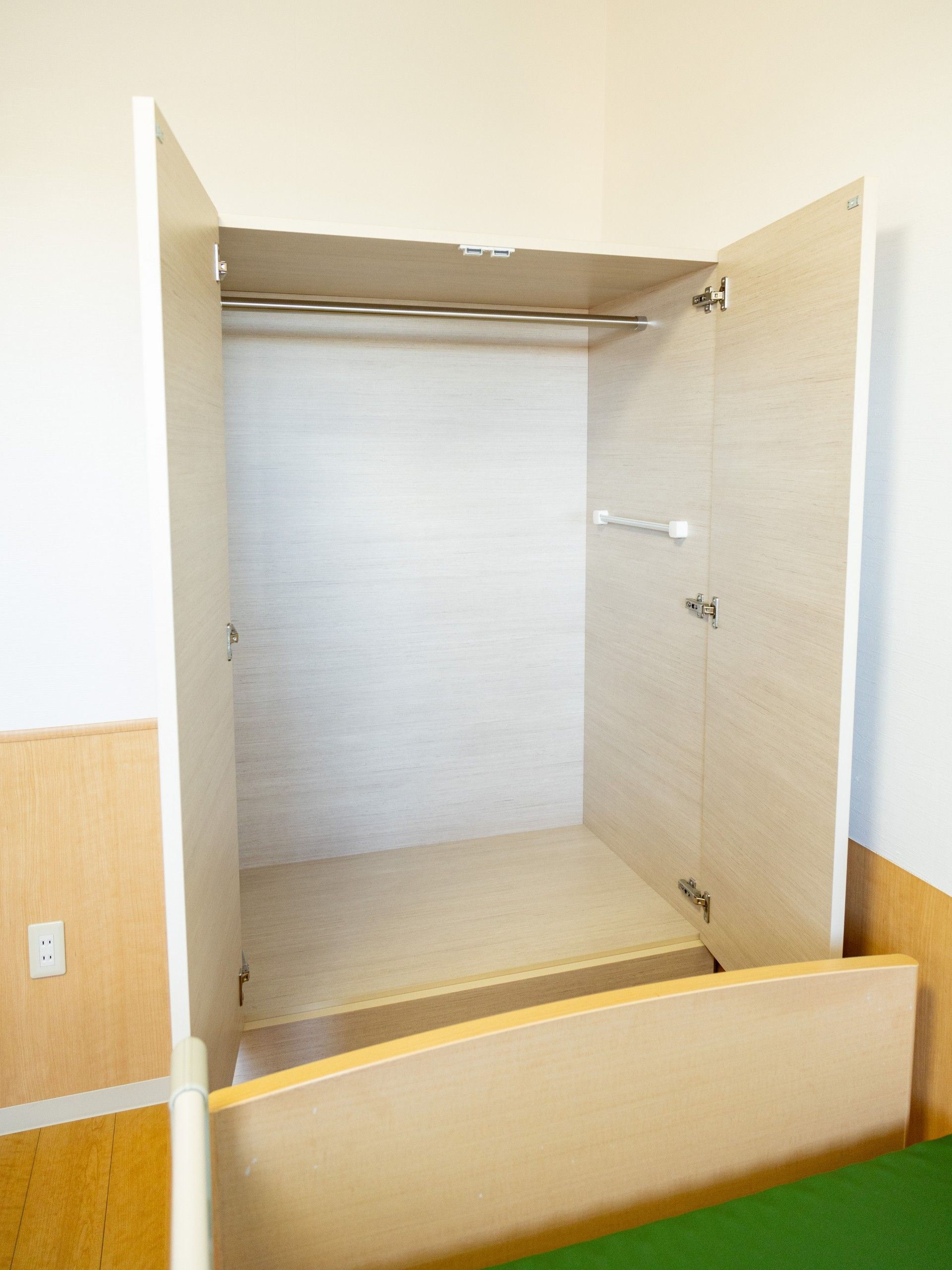 収納豊富な居室のクローゼット