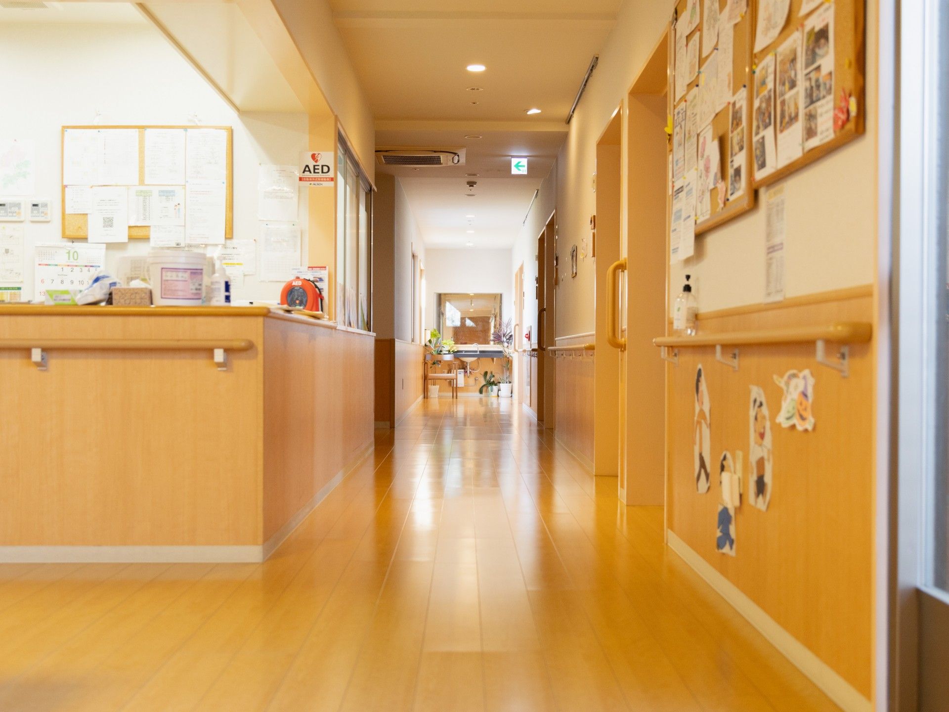 明るく広々とした廊下