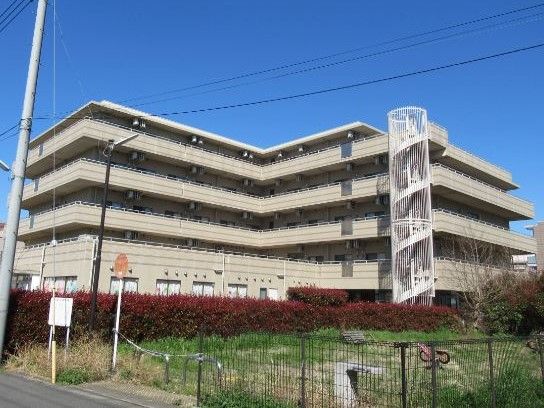 Ｌ字型の建物で２階からは居室である。隅には螺旋階段があり、地上から屋上まで続いている。駐車場が広く、多くの車を停めることができる。
