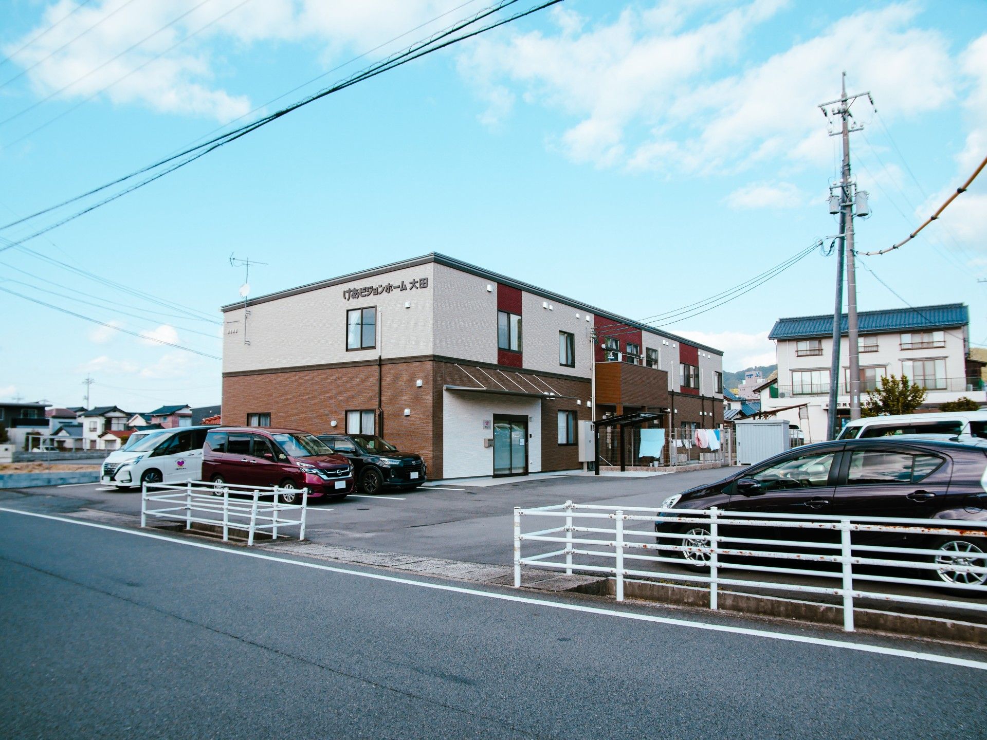 ゆったりとした外観の建物