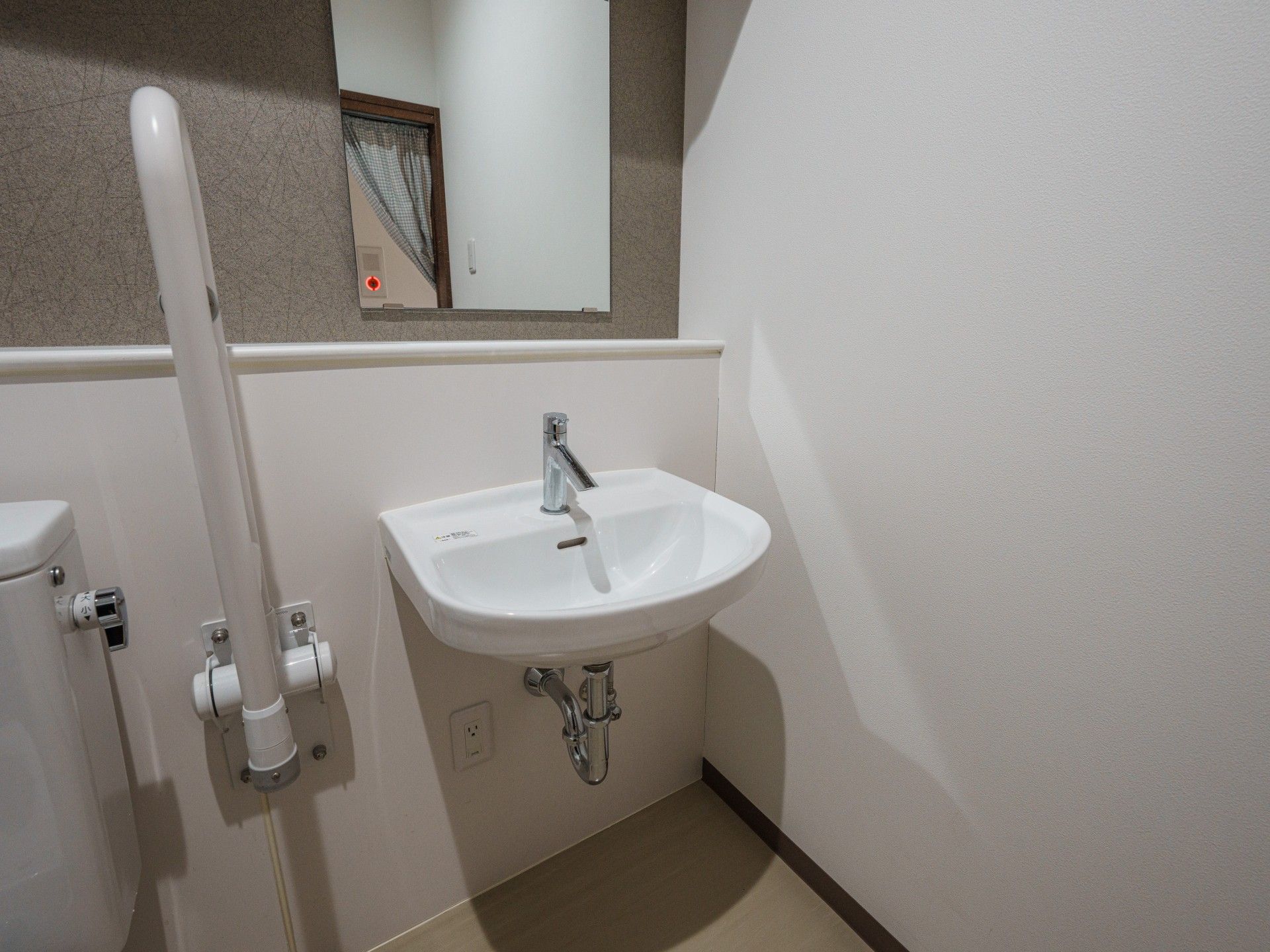 手洗い場と鏡のある空間