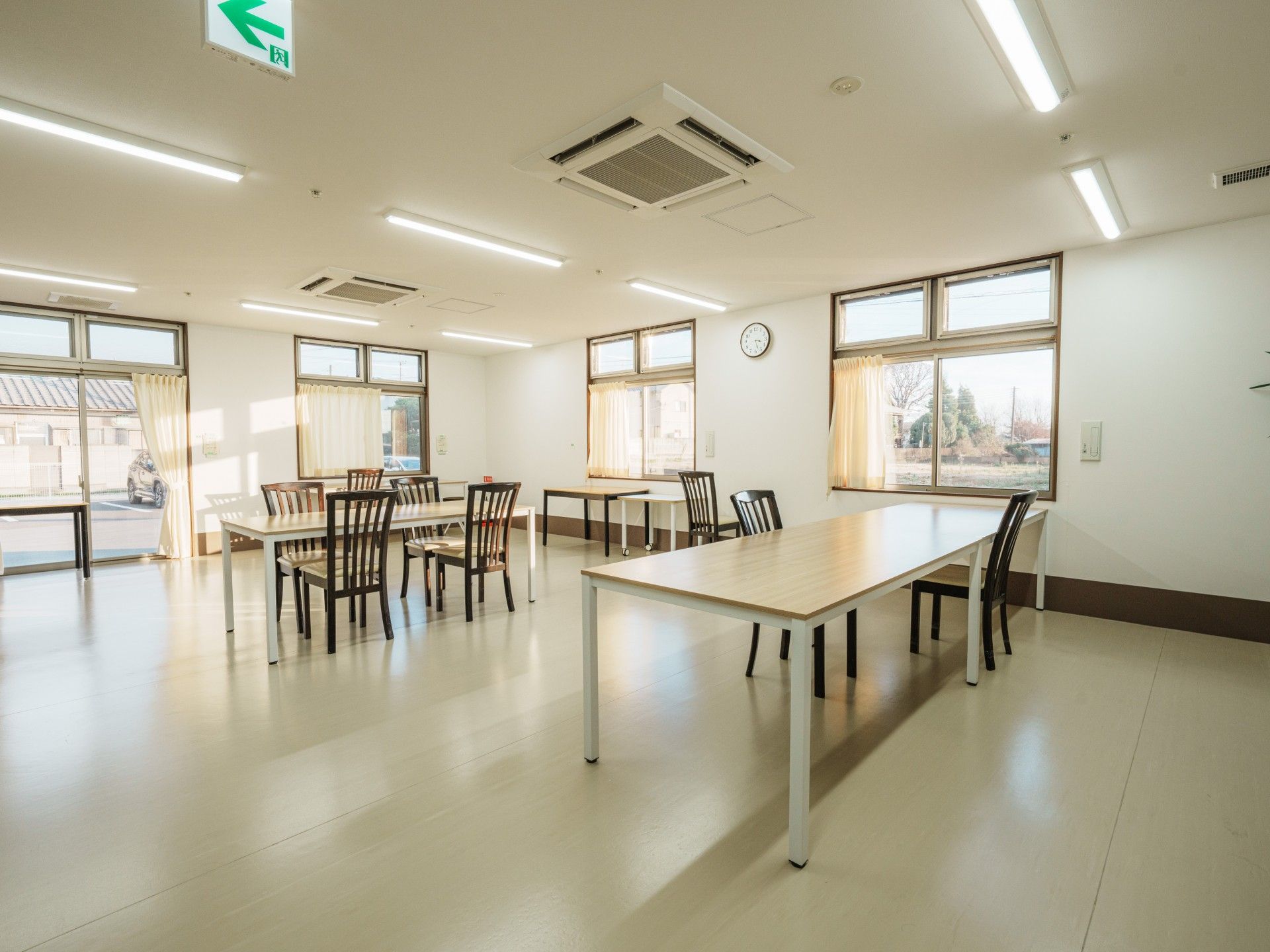 新聞を読む高齢の男性