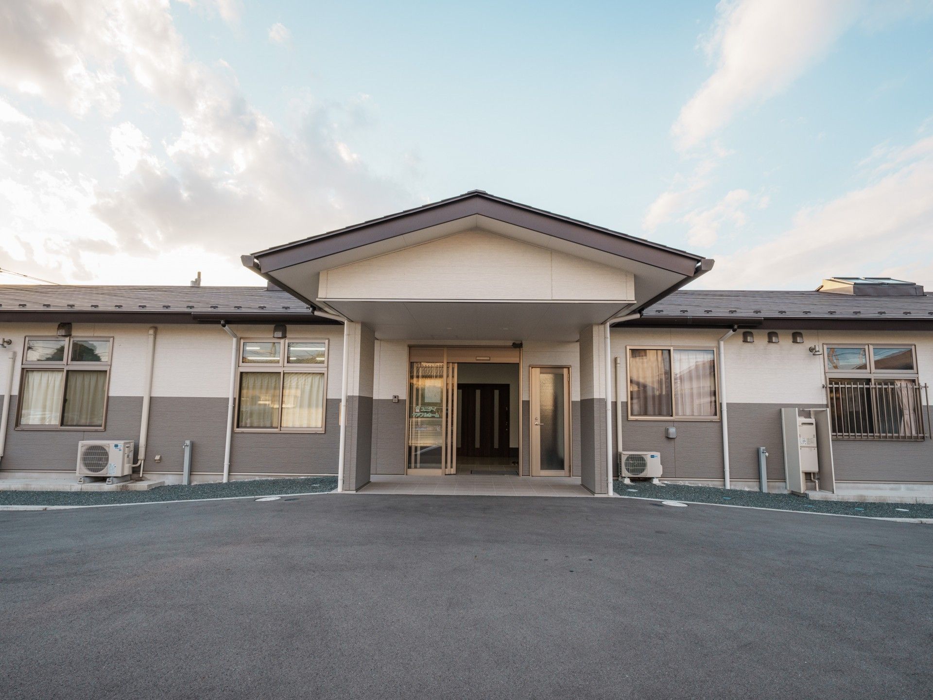 広い玄関の建物外観