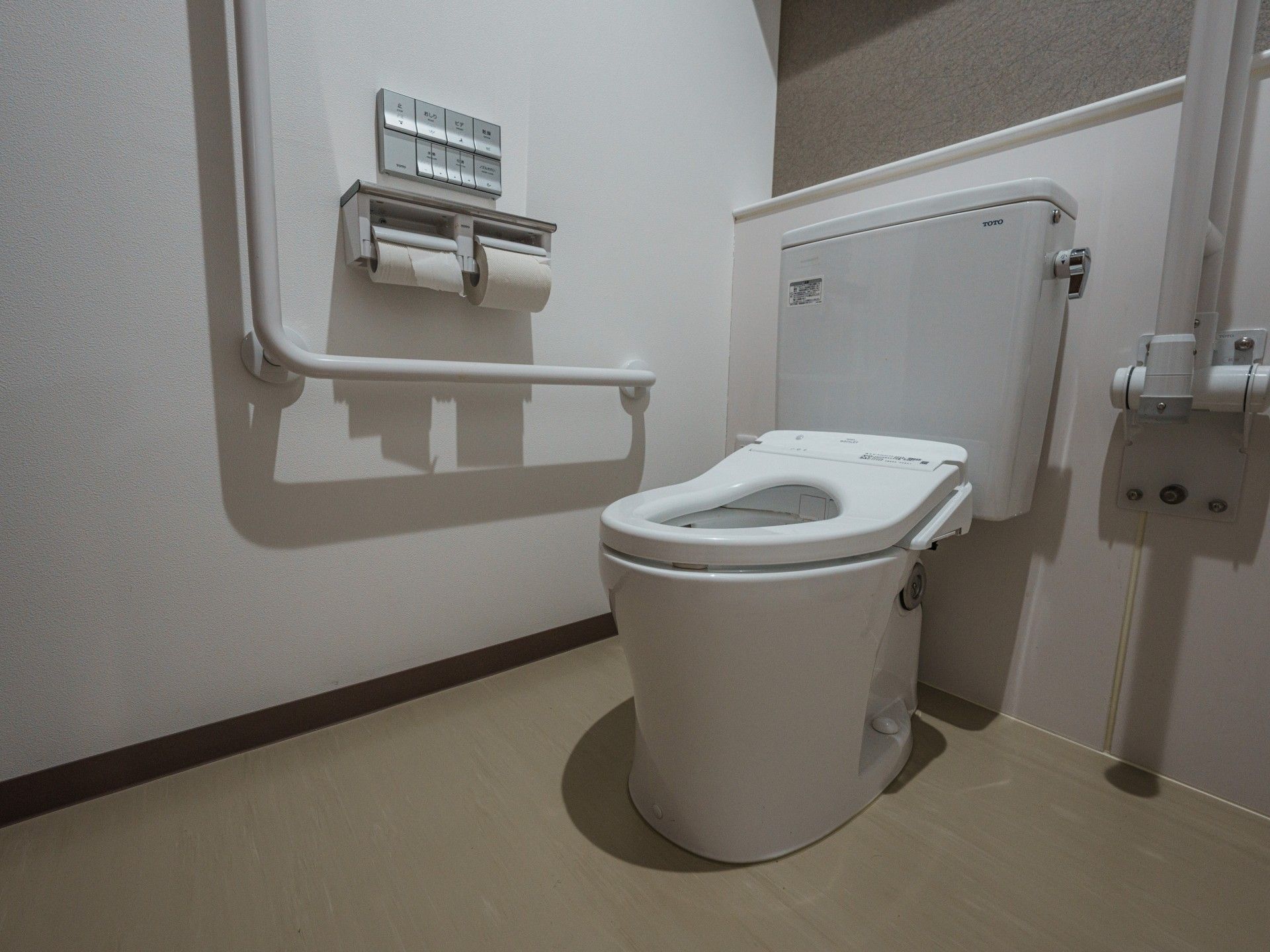 手すり付きのトイレ