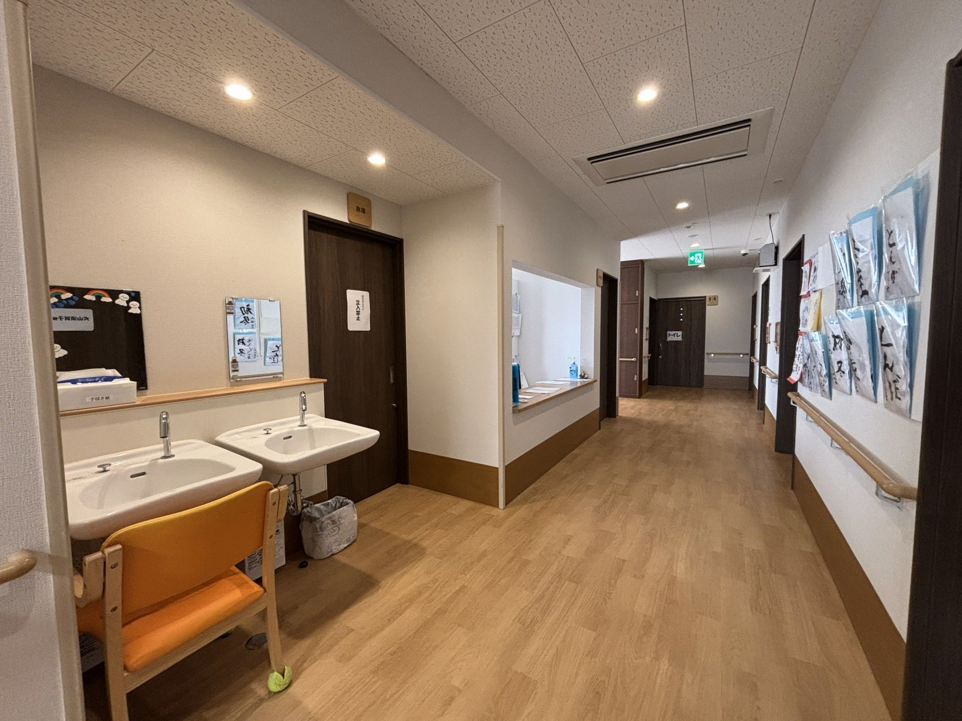 明るい廊下と洗面台