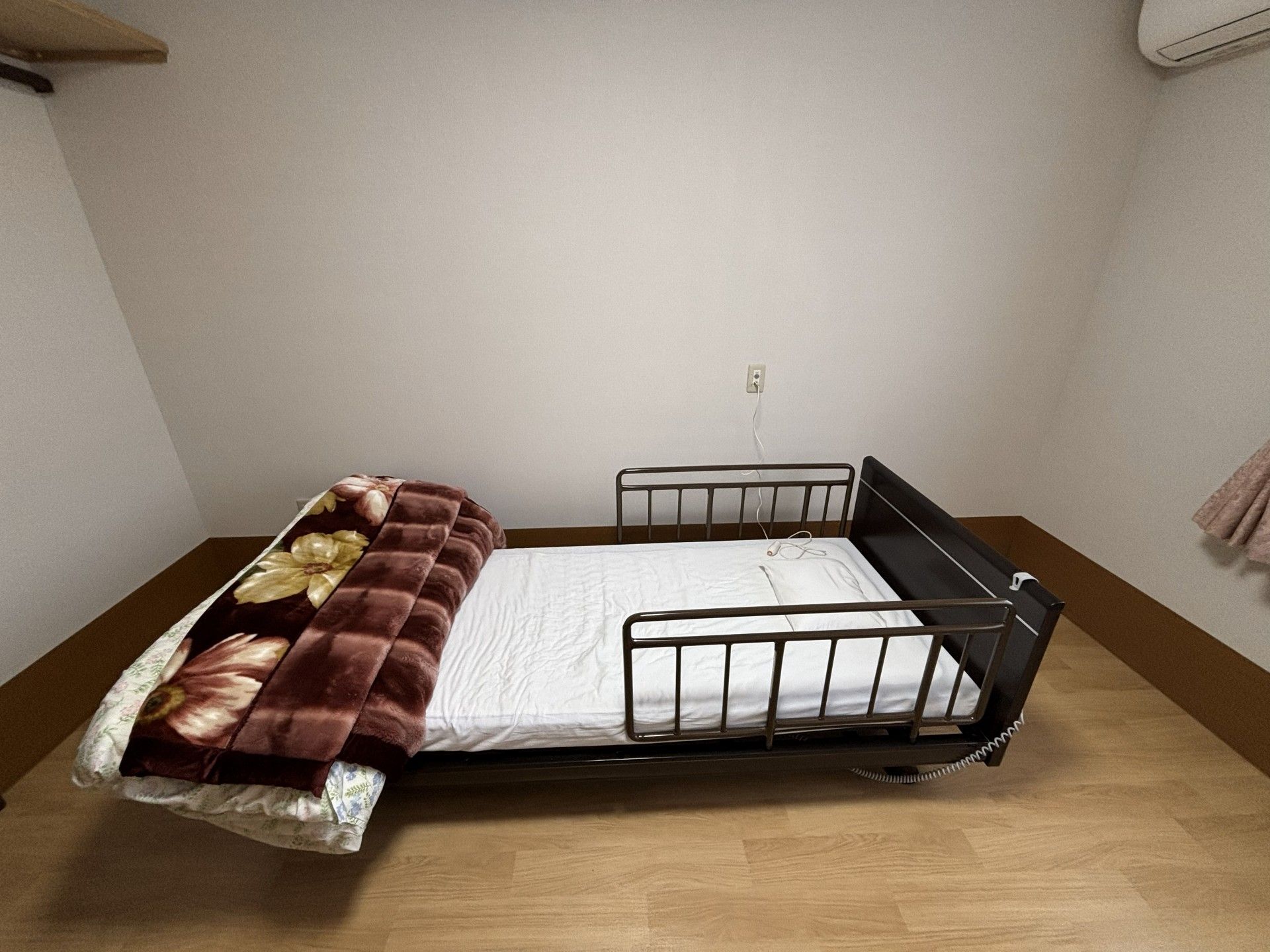 シンプルなベッドの部屋