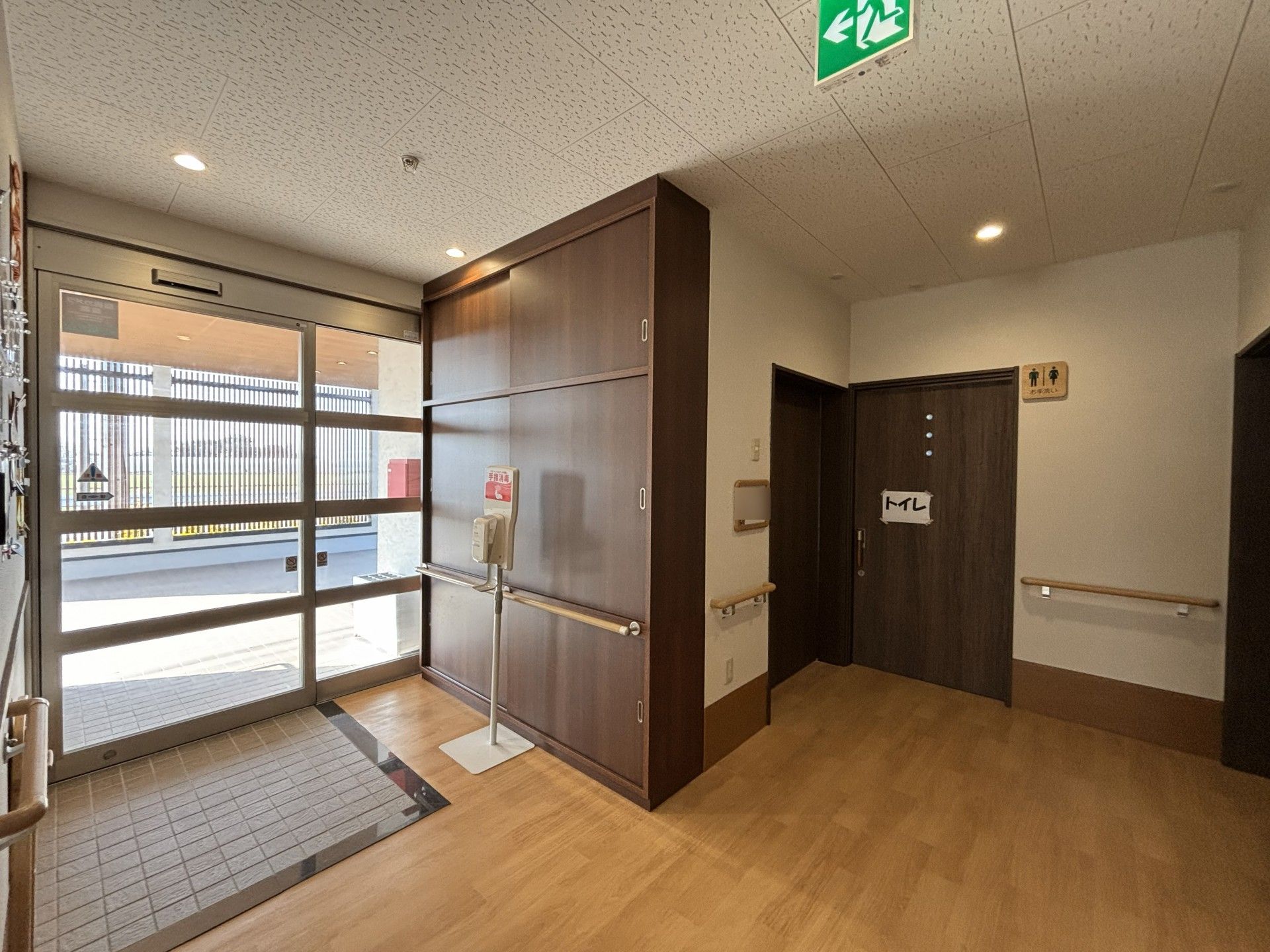 明るい廊下とトイレ入口