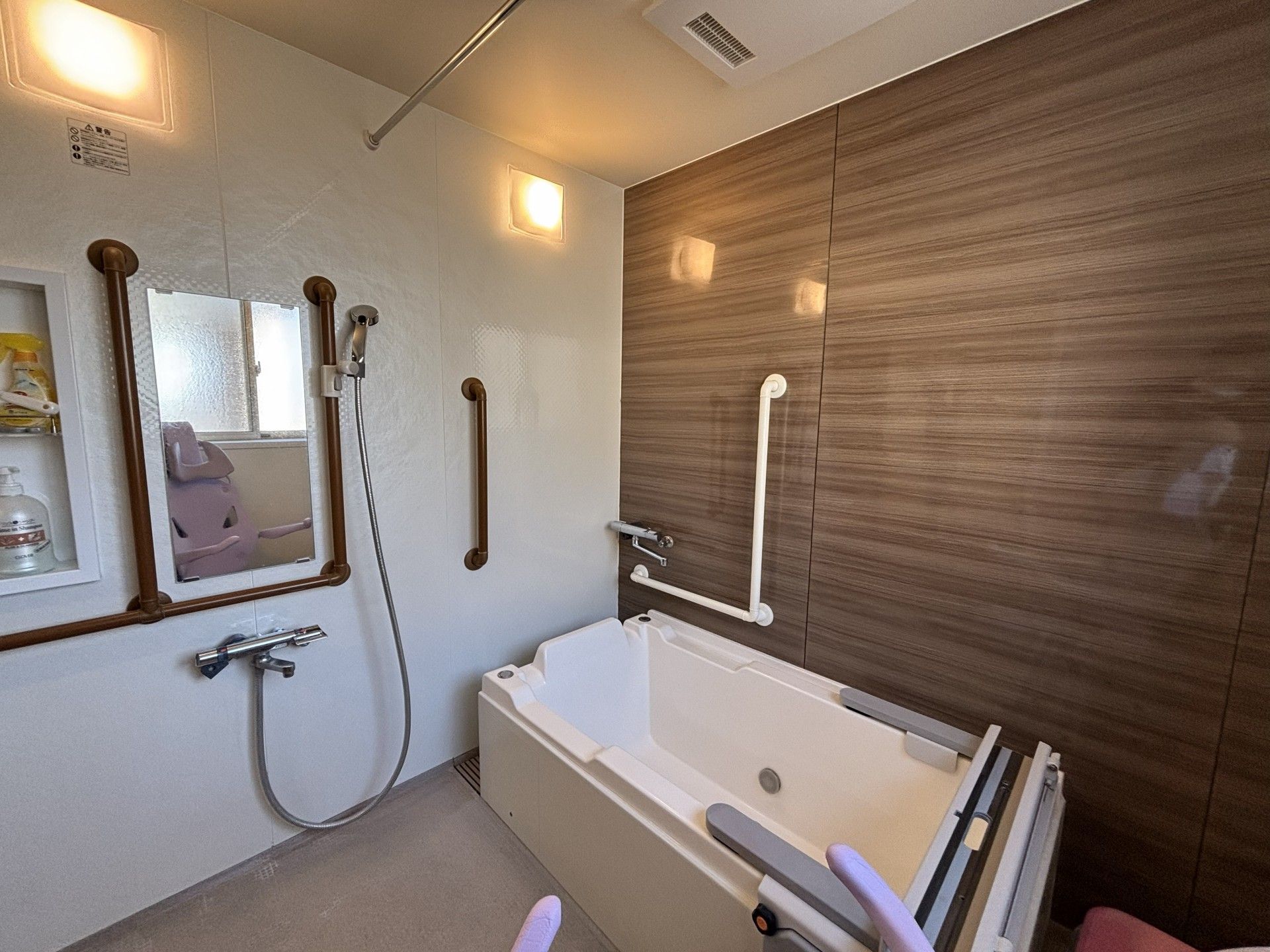 手すり付きの浴室
