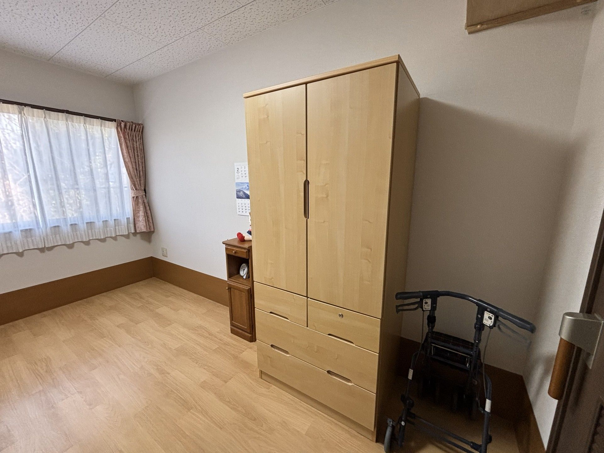 窓際の明るい部屋