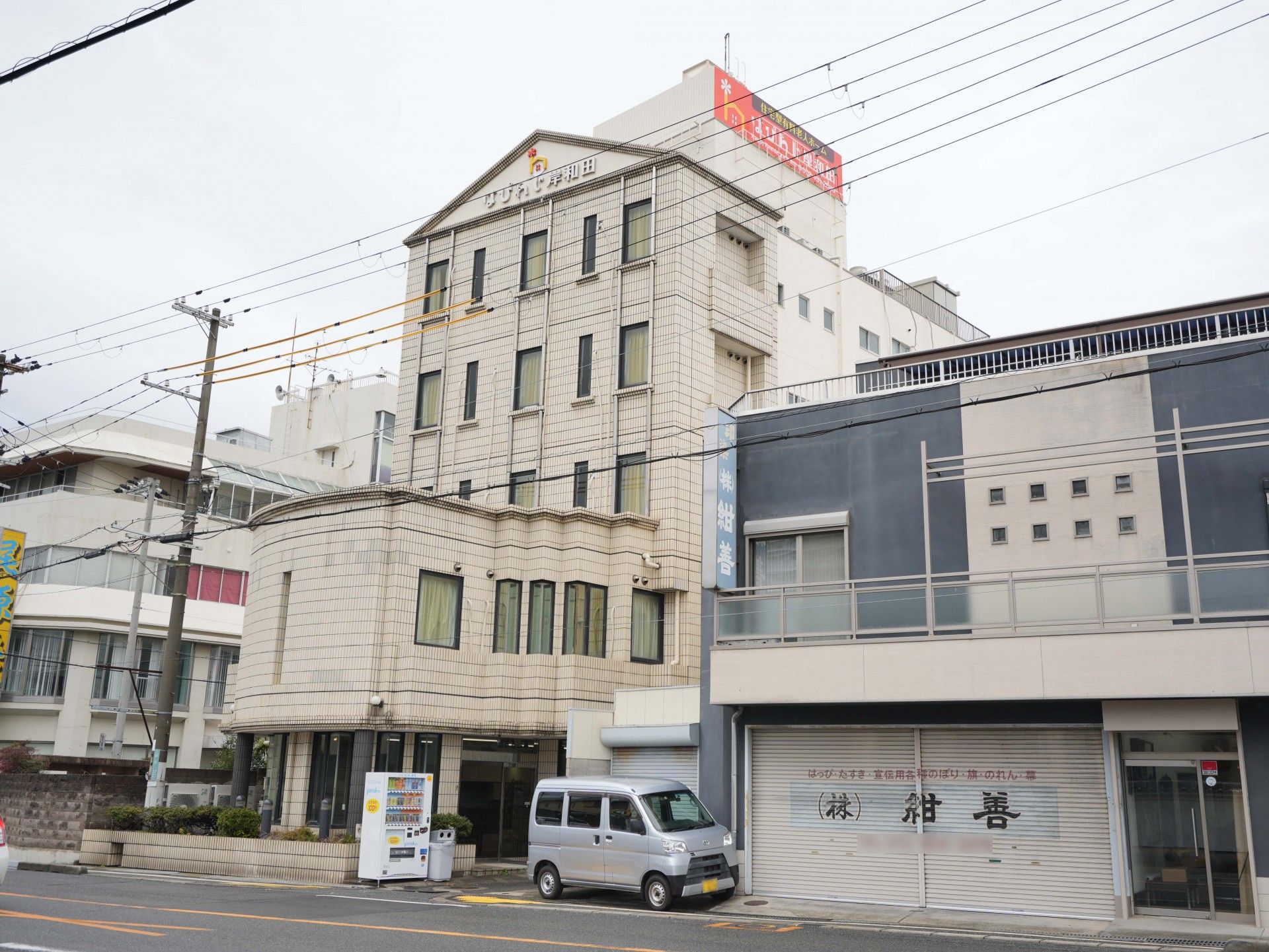 庭で交流する男女
