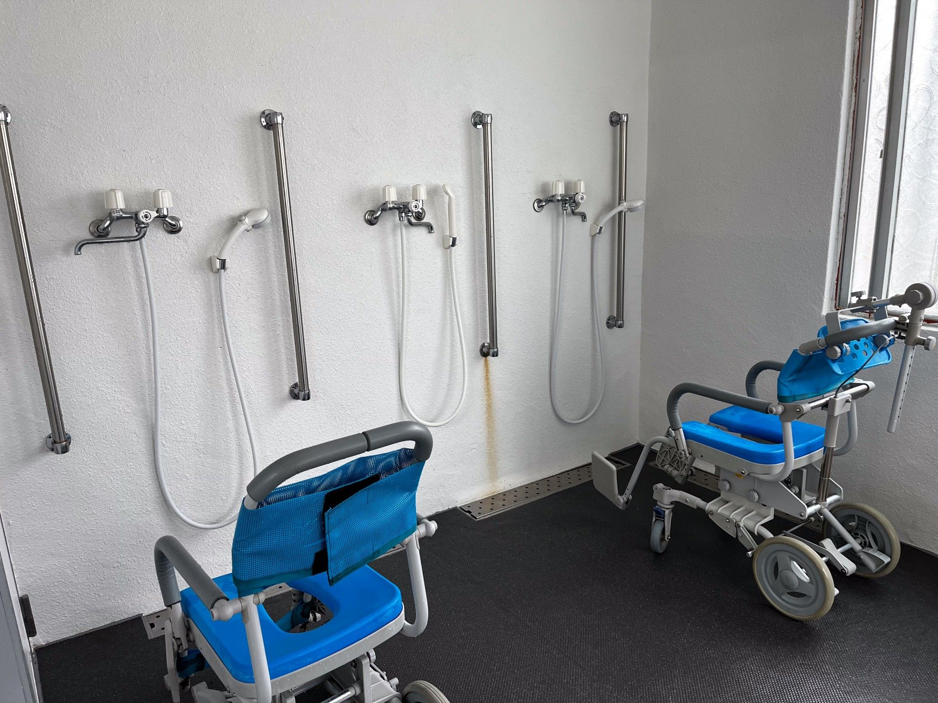 シャワー設備と車椅子