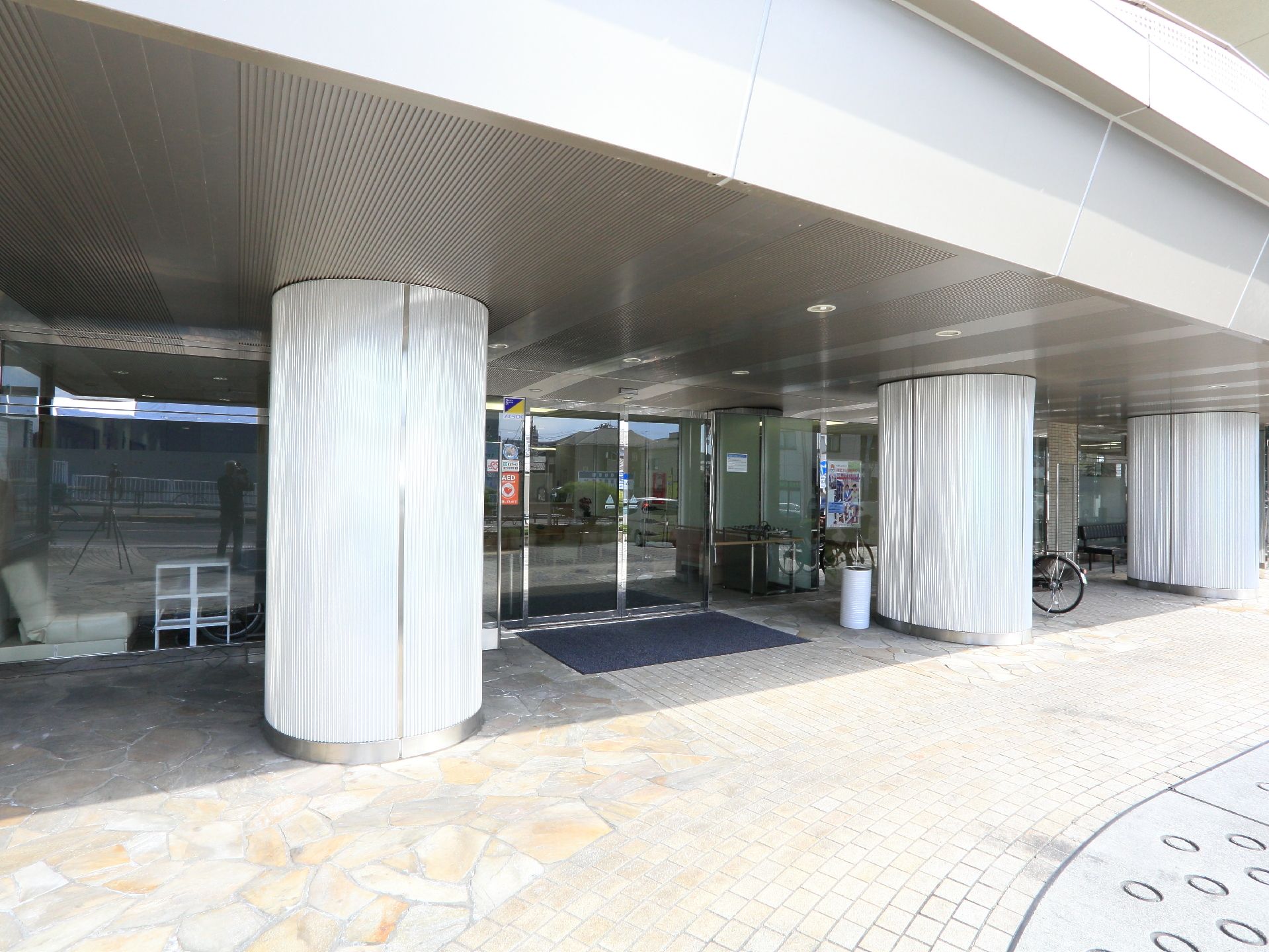 施設の入口はガラス貼りで中の様子が見えやすく開放感がある。自動ドアで段差がないため車いすの方も安心である。