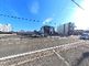 広々とした道路沿いの建物