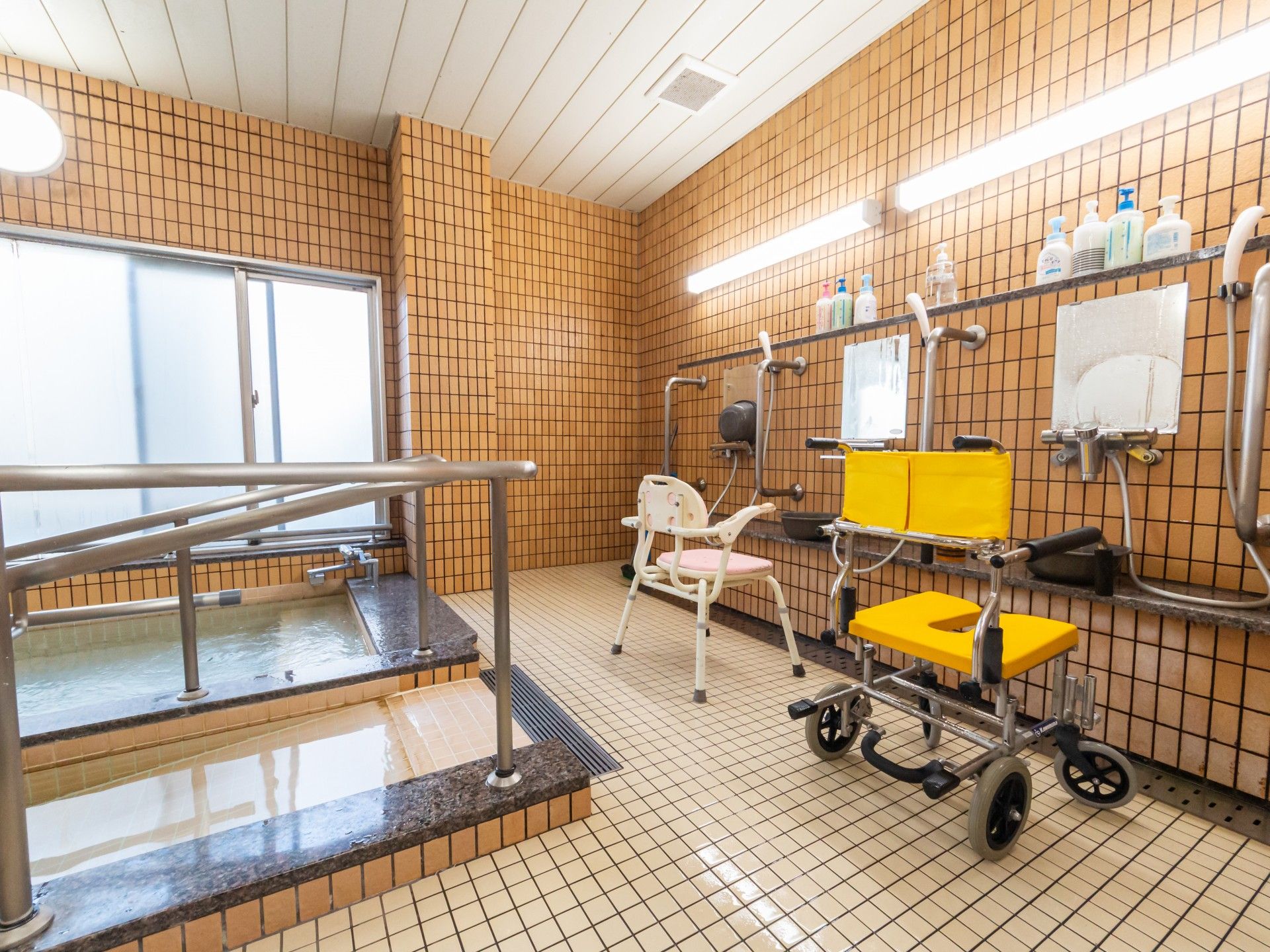 手すり付きの浴室