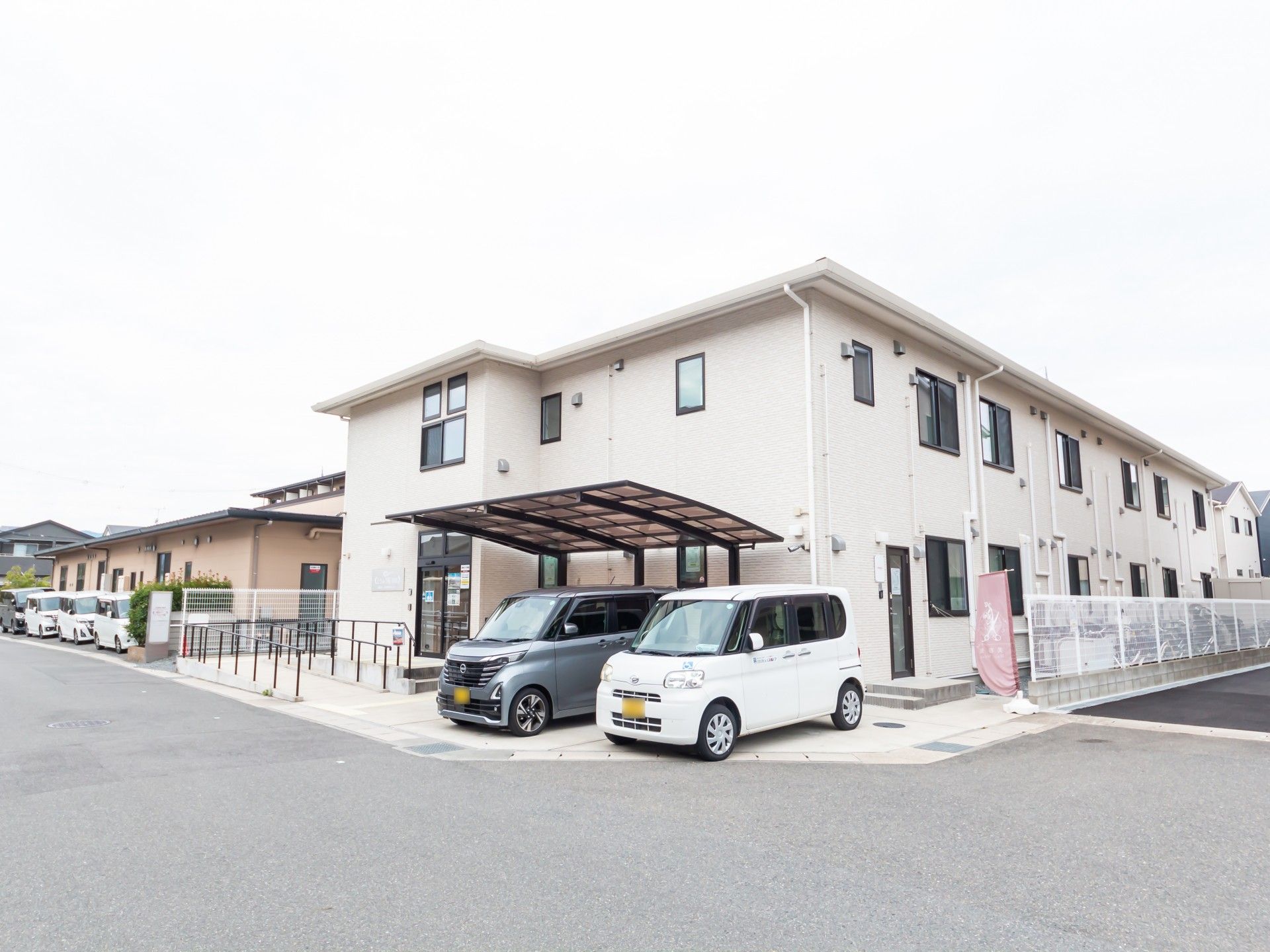 ゆったりとした外観の建物