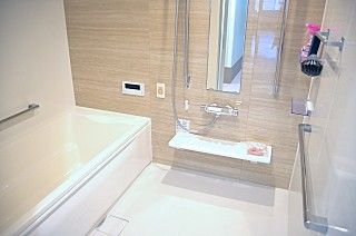 清潔な個室の浴室