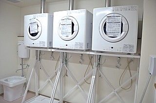 清潔なコインランドリー設備