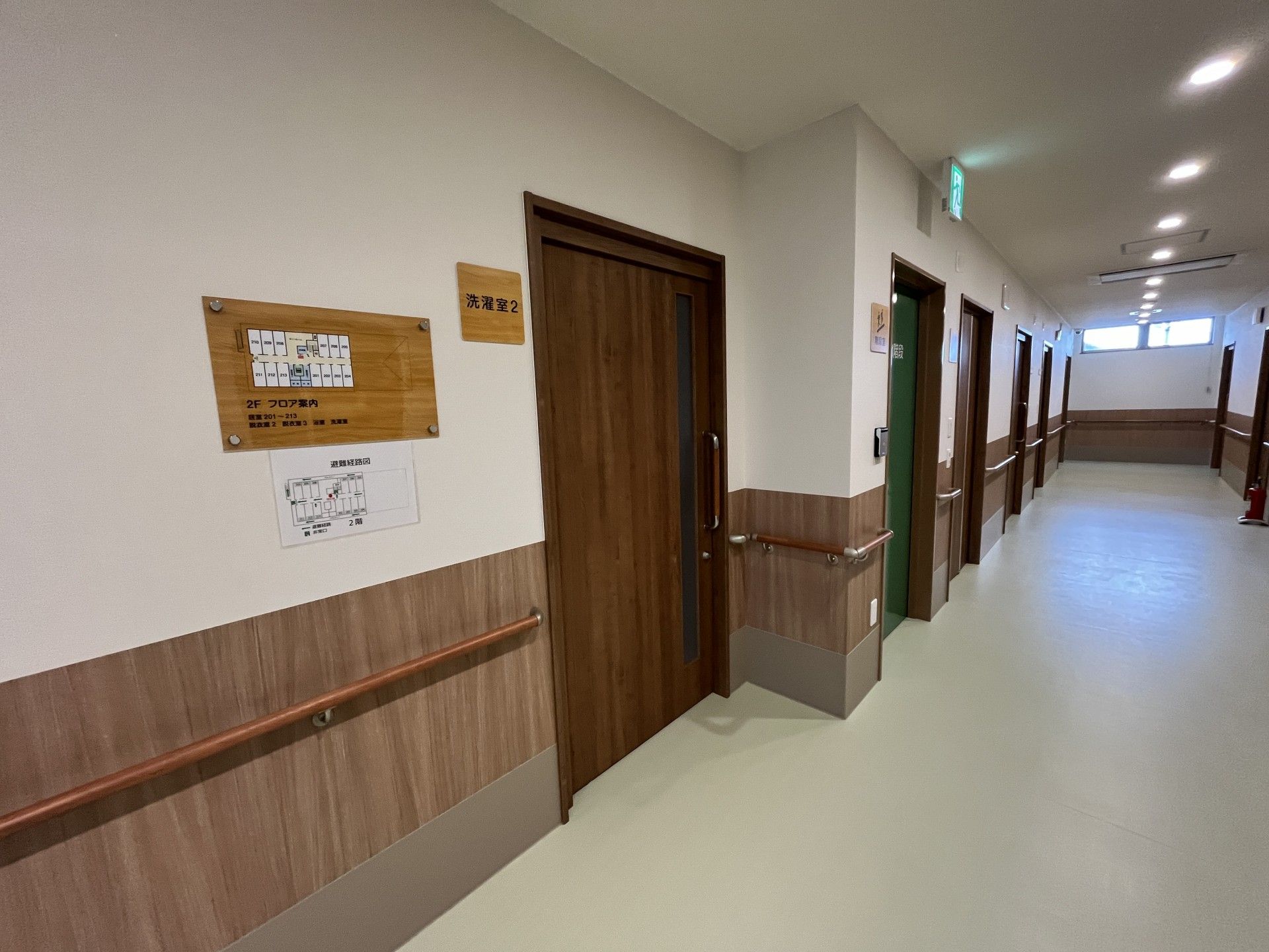 明るく清潔な廊下