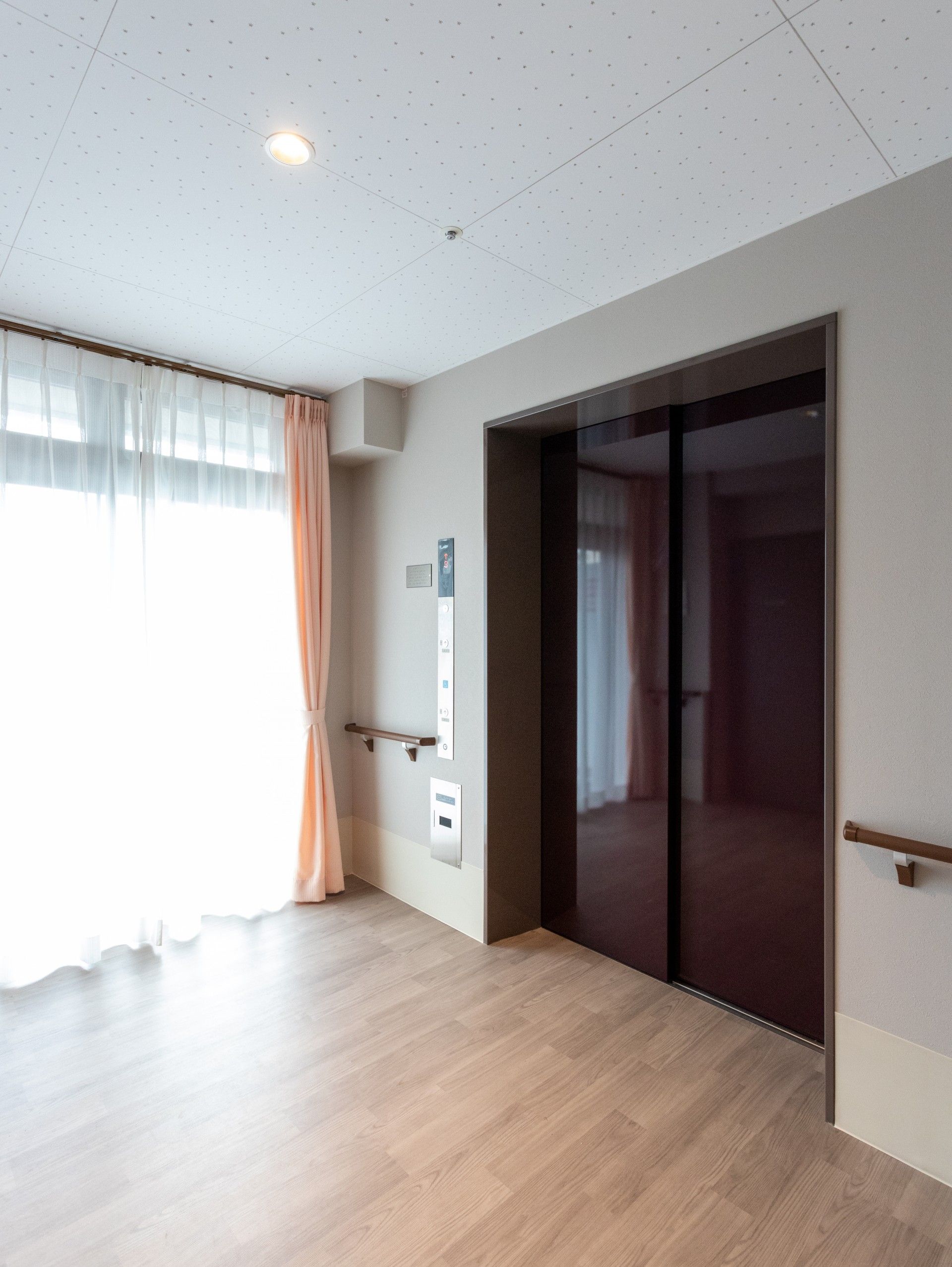 明るい居室の入口