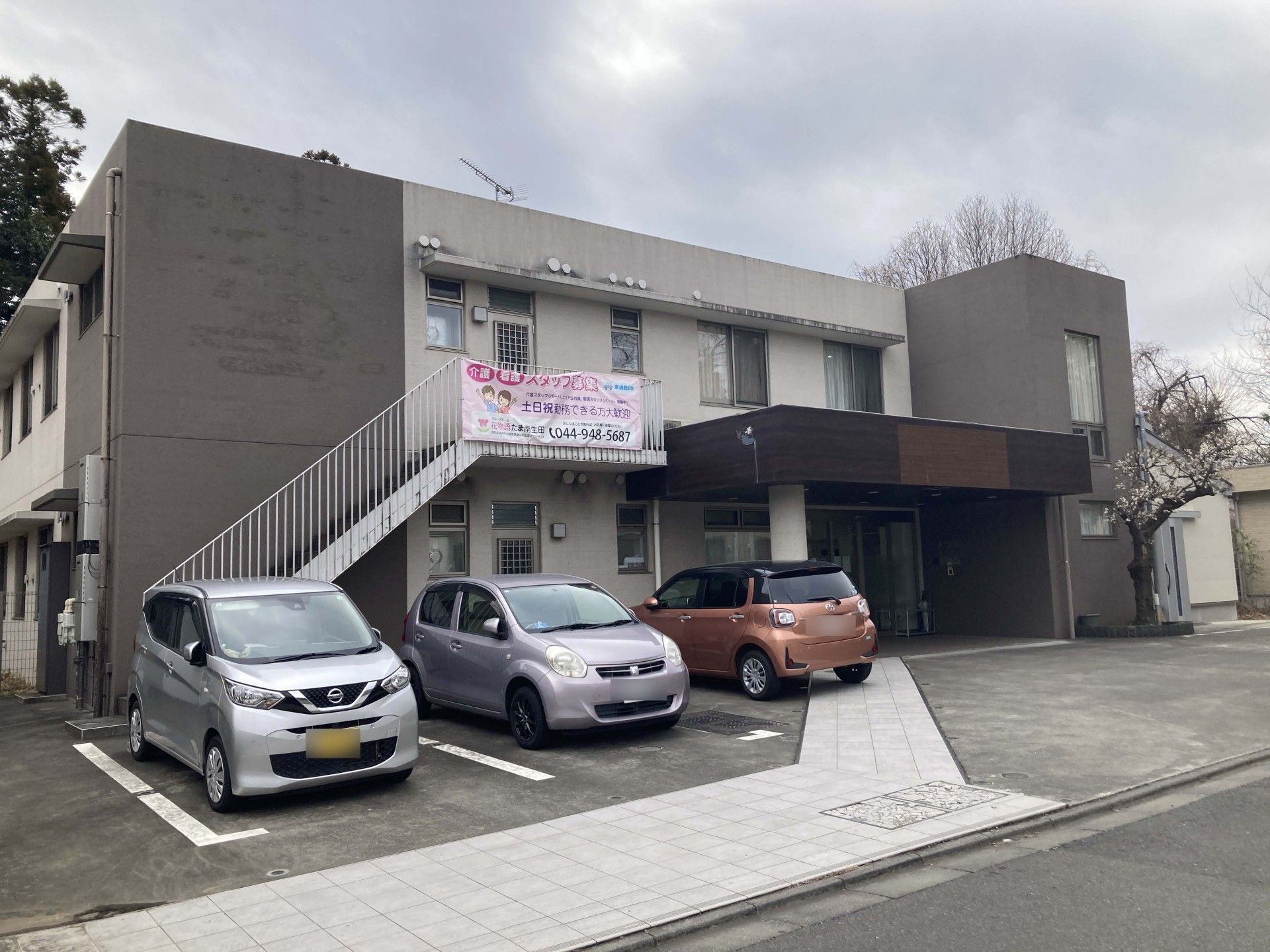 駐車場のある建物外観