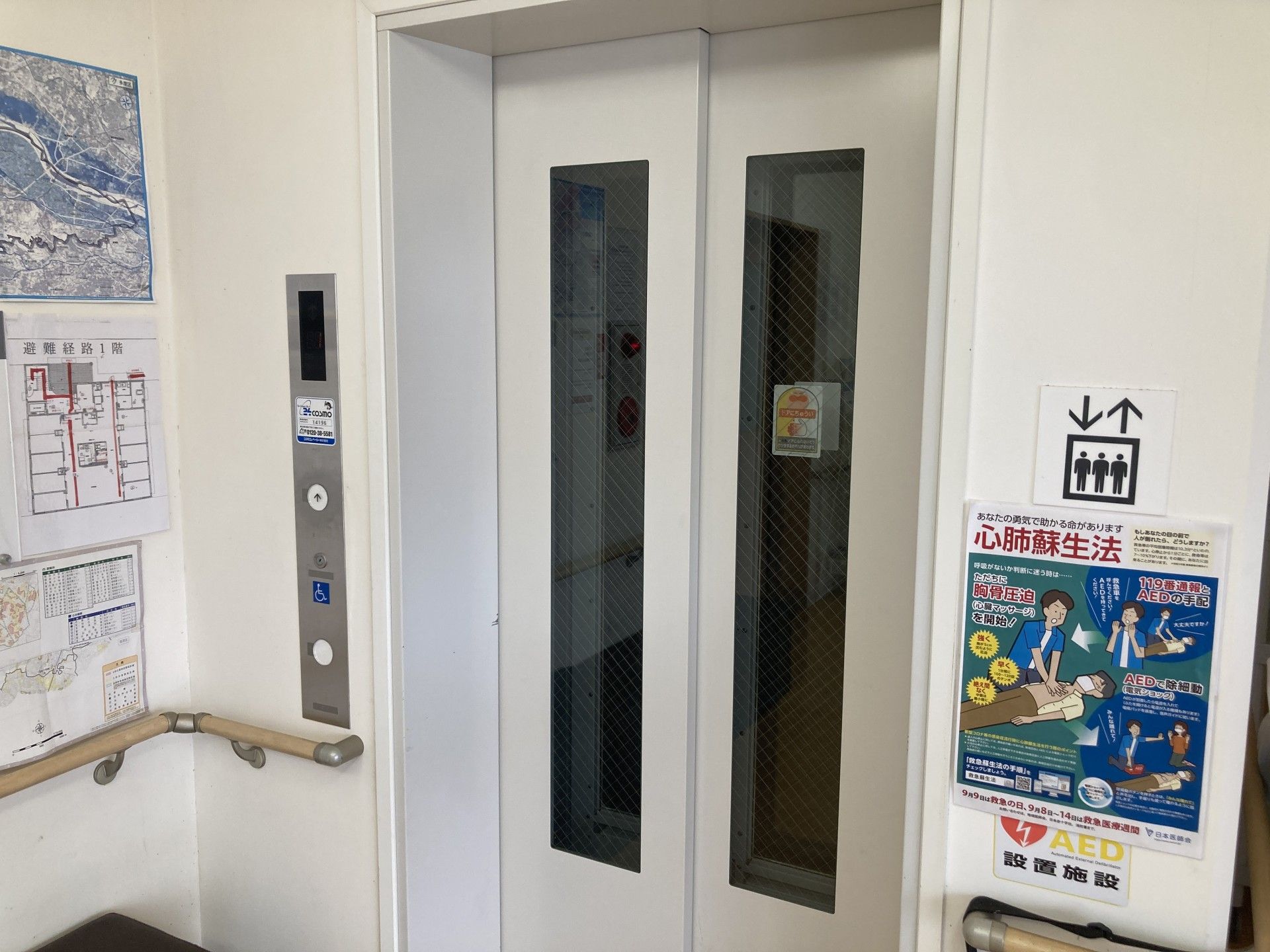 エレベーター前の壁面