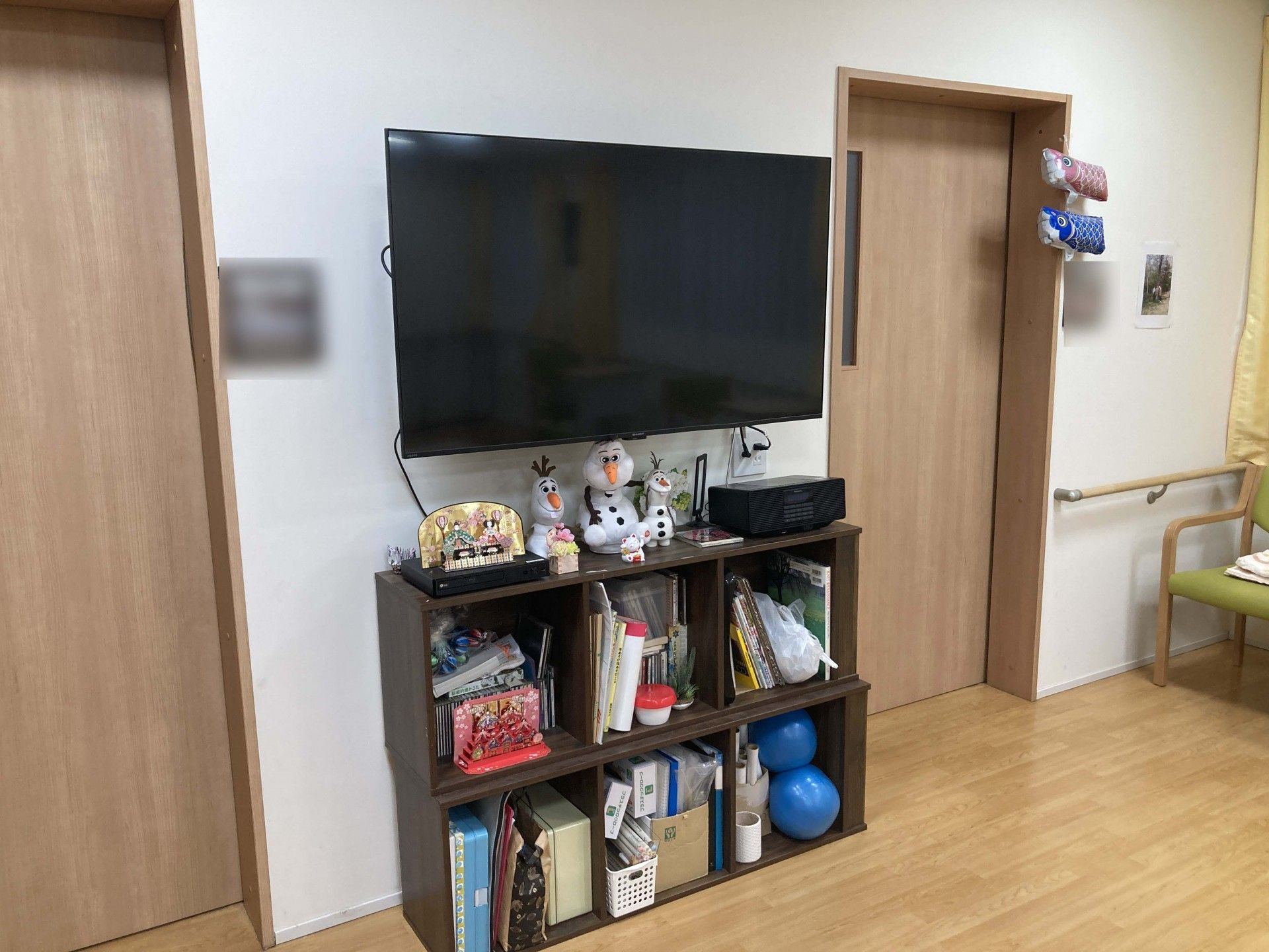 テレビと棚のある部屋