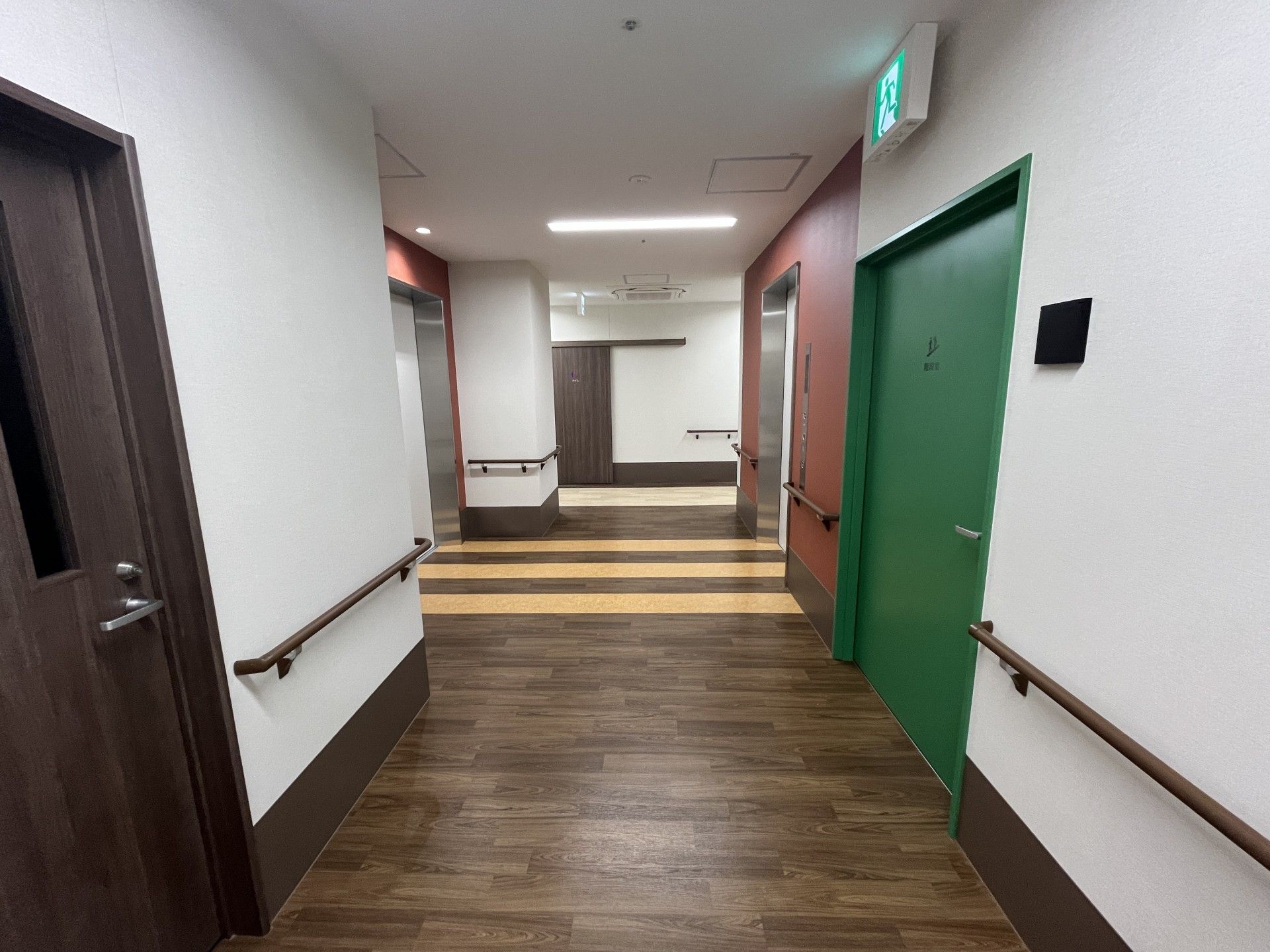 手すり付き廊下の一角