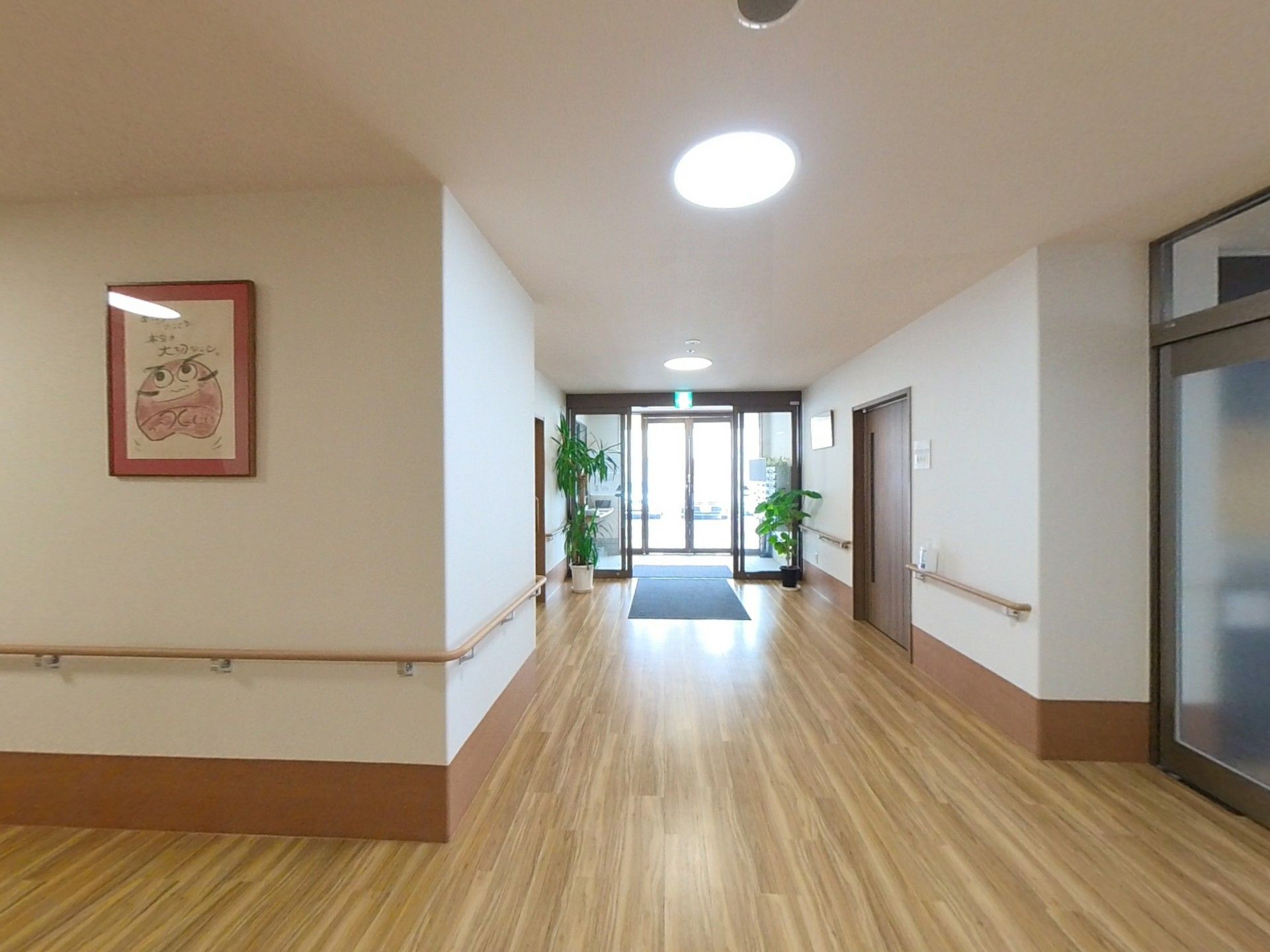 明るく広々とした廊下